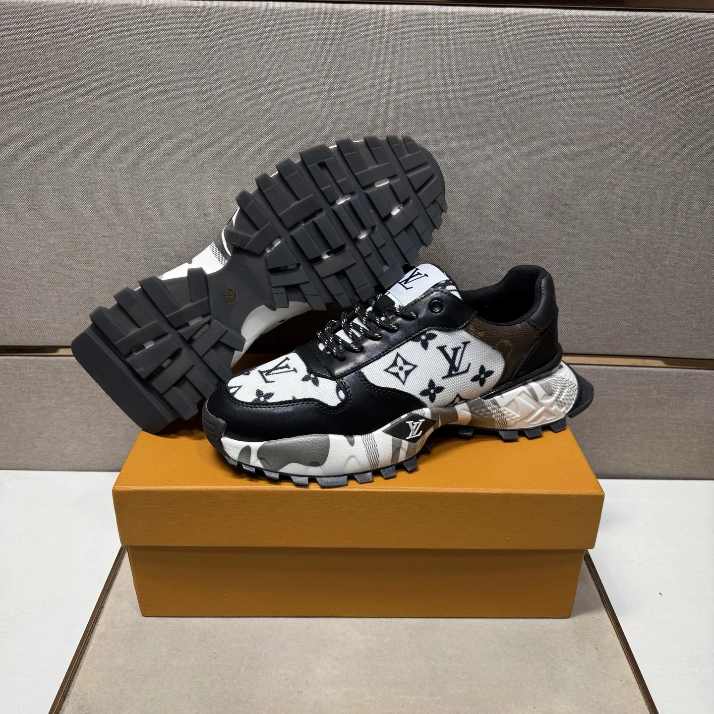 ⬛️出厂价p241【LV~】男士休闲鞋 2025z柜同步发售 🔶码数:38-44#️⃣ 🔷2个颜色🔜鞋面选用多材质拼接➕网布内里,舒适透气,鞋底:原版舒适耐磨大底,⚠️实物📱拍摄🎬实物更赞📢📢📢