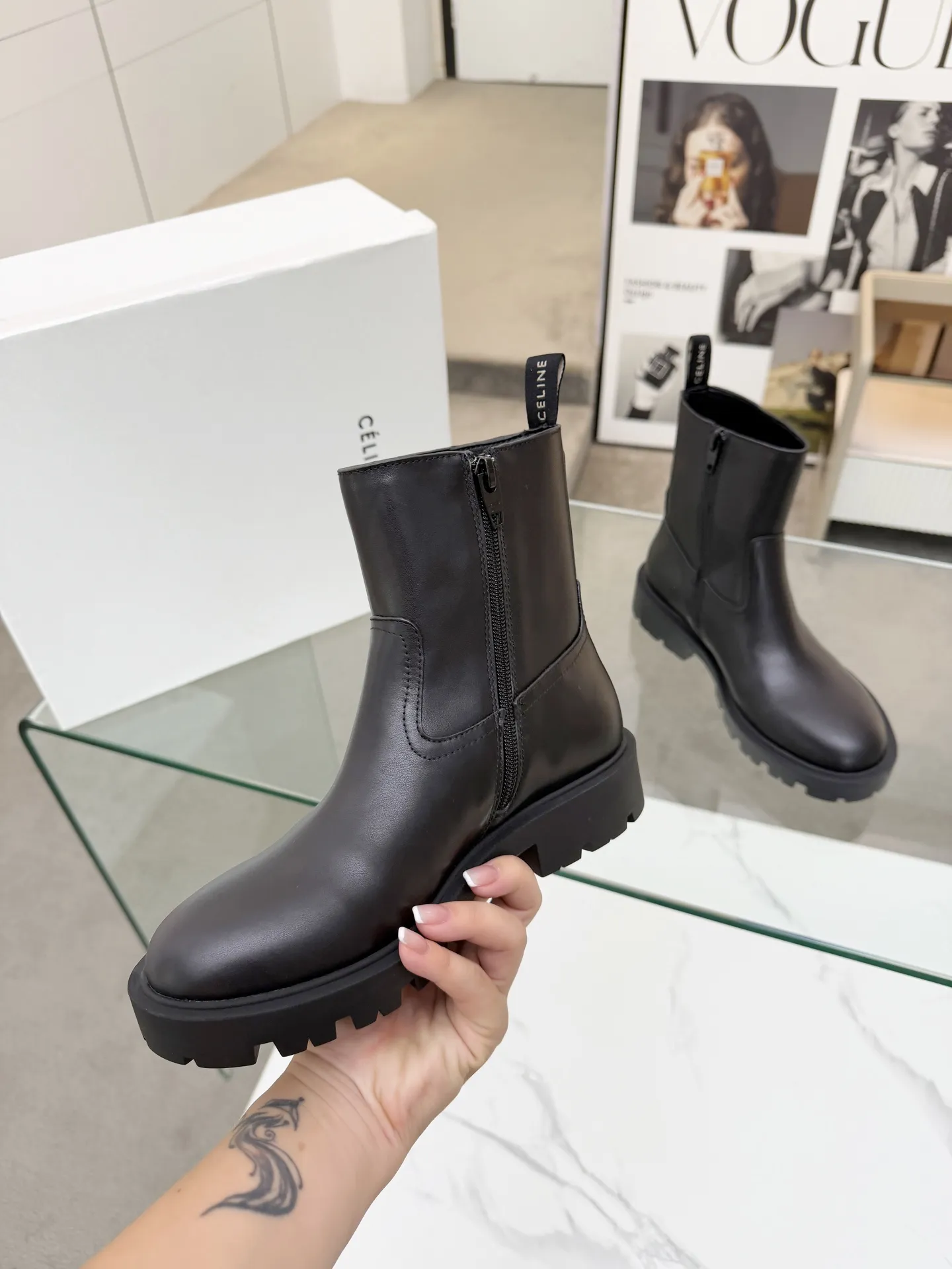 CELINE(赛琳)2025秋冬新款切尔西短靴鞋面采用小牛皮油边工艺,一款经典穿搭永不过时 内里:羊皮,面料:头层小牛皮 码数:35-41,(41定做不退换) 出厂价:280