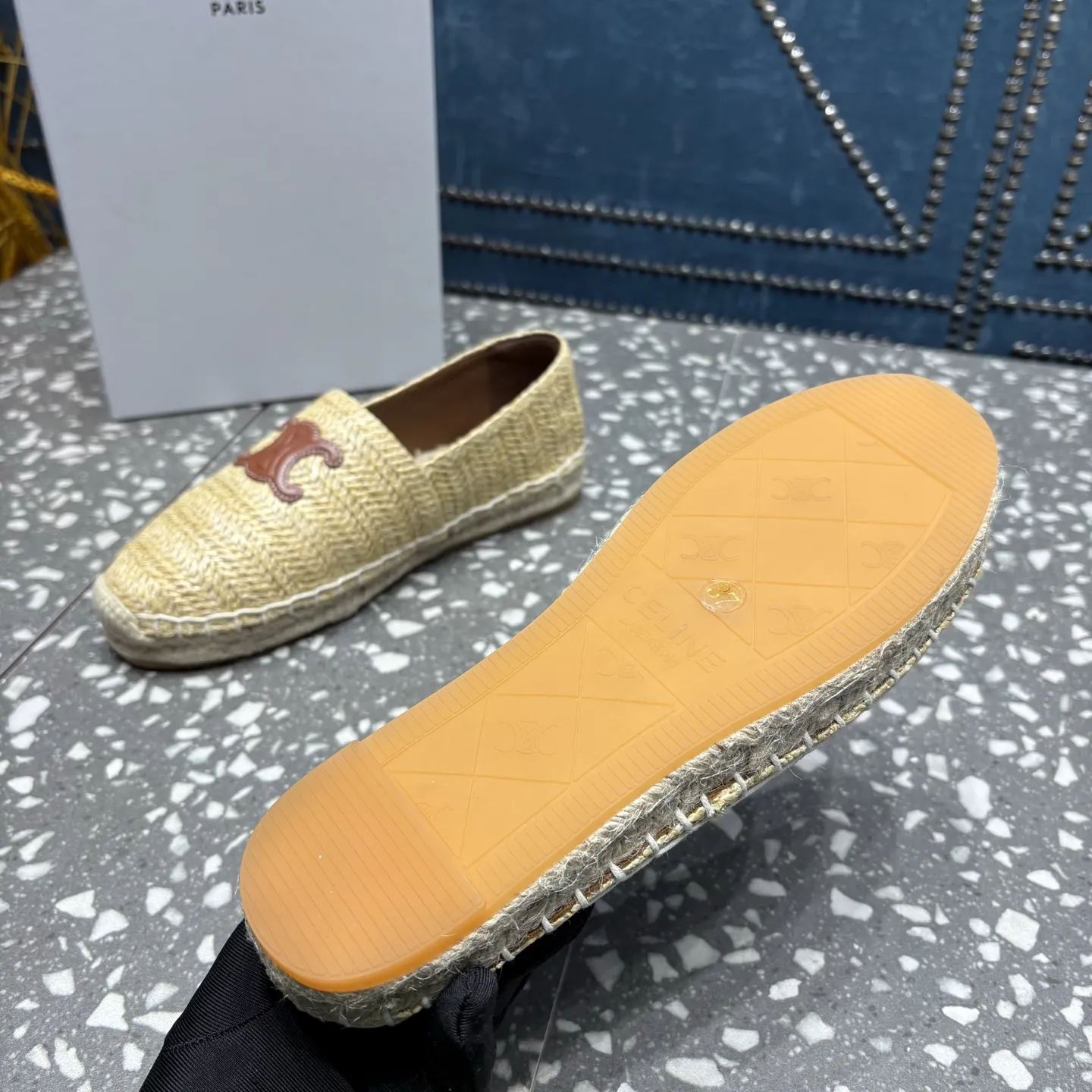 Celine 赛琳渔夫鞋 鞋面:PP草/牛皮 内里:羊皮 中底:麻绳编织 大底:防滑橡胶底 码数:35-41码(40.41订制不退不换) 价格:💰250