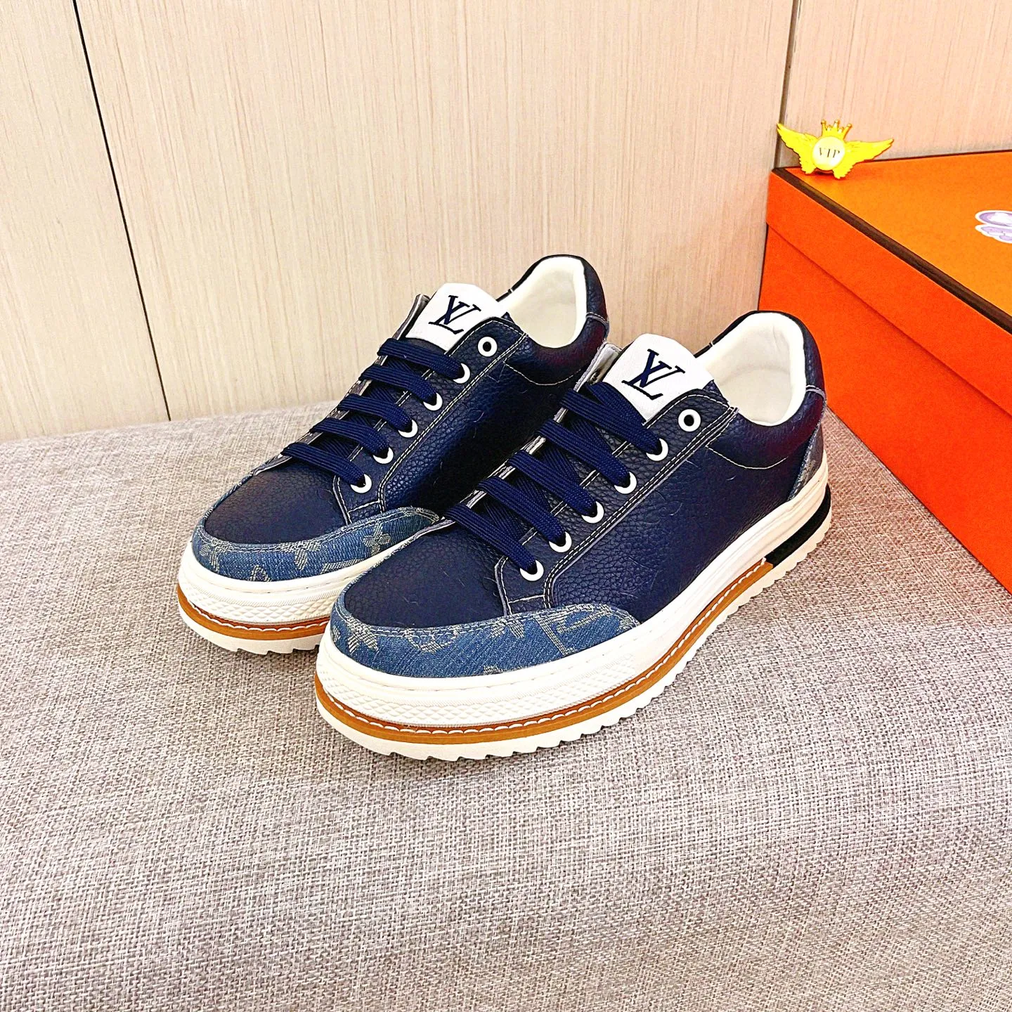 🚘🚘工厂批 220💰🔥【LV】🔥路易威登男鞋高端品牌 官网1：1最新力作：鞋面采用意大利进口头层牛皮搭配舒适透气内里➕原版防滑耐磨大底制作🔥，让行走更加便捷舒适！独家新款，惊世之作，与官方的质量相比美的1：1复刻[色]！打造时尚个性衬托你的与众不同！潮男必备!经典🔥尺码:38-44 颜色： 🔥 2⃣️色可选🔥