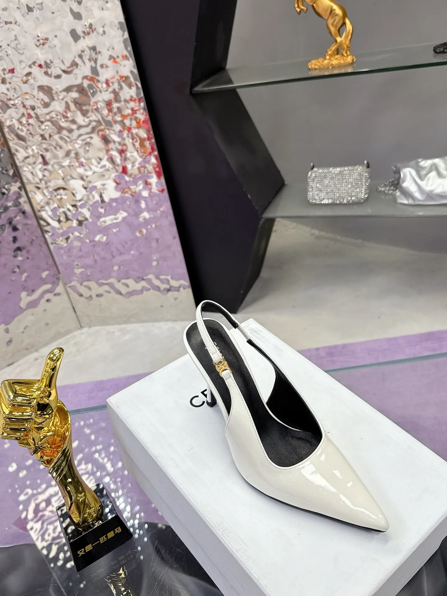 橙子出厂价💰105 Celine思琳春夏凯旋门时装高跟鞋 柔美的露脚设计💎 上脚真的超级显瘦超级美 C家特定的精致凯旋门logo 好看到爆🌹 ✔鞋面：原版小牛皮 赛琳 尖头 凉鞋 ✔内里/垫脚：采用顶级混种羊皮 ✔意大利真牛皮鞋底 ✔跟高8cm ✔Size：35-40(40定制码，不退换）