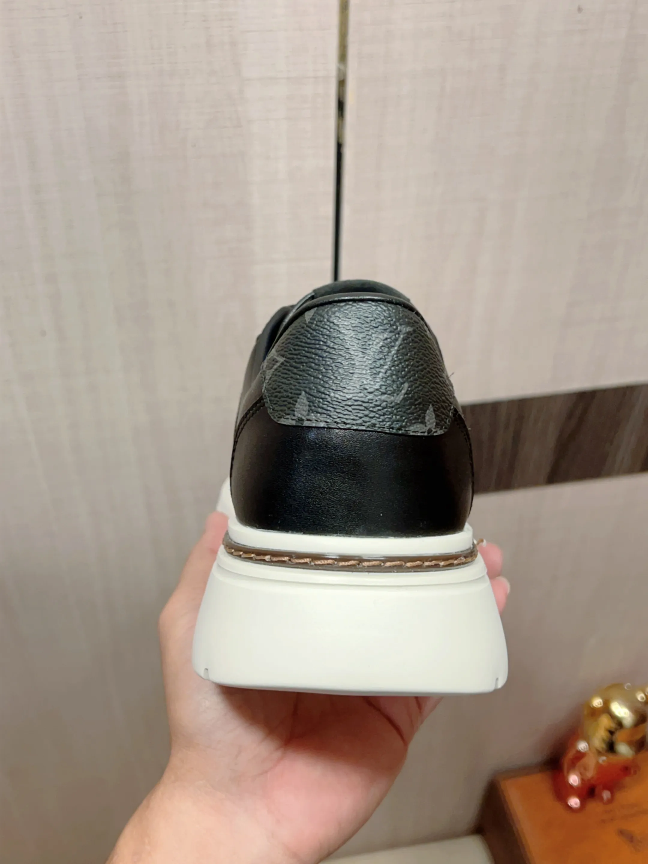 新款: 厂价:220💰💰🎩🎩[闪电][闪电] 《 Lv* 》 最新&bull;爆款休闲鞋，顶端品牌[勾引]奢侈～代购，顶级～质量。[强]鞋面選用进口透气牛皮搭配布材质➕透气羊皮垫脚（&bull;）精细做工。原版个性时尚柔软橡膠耐磨防滑大底，上脚轻巧舒适，实物拍摄🎬實物更好看，122:码: 38-44，2️⃣色入选