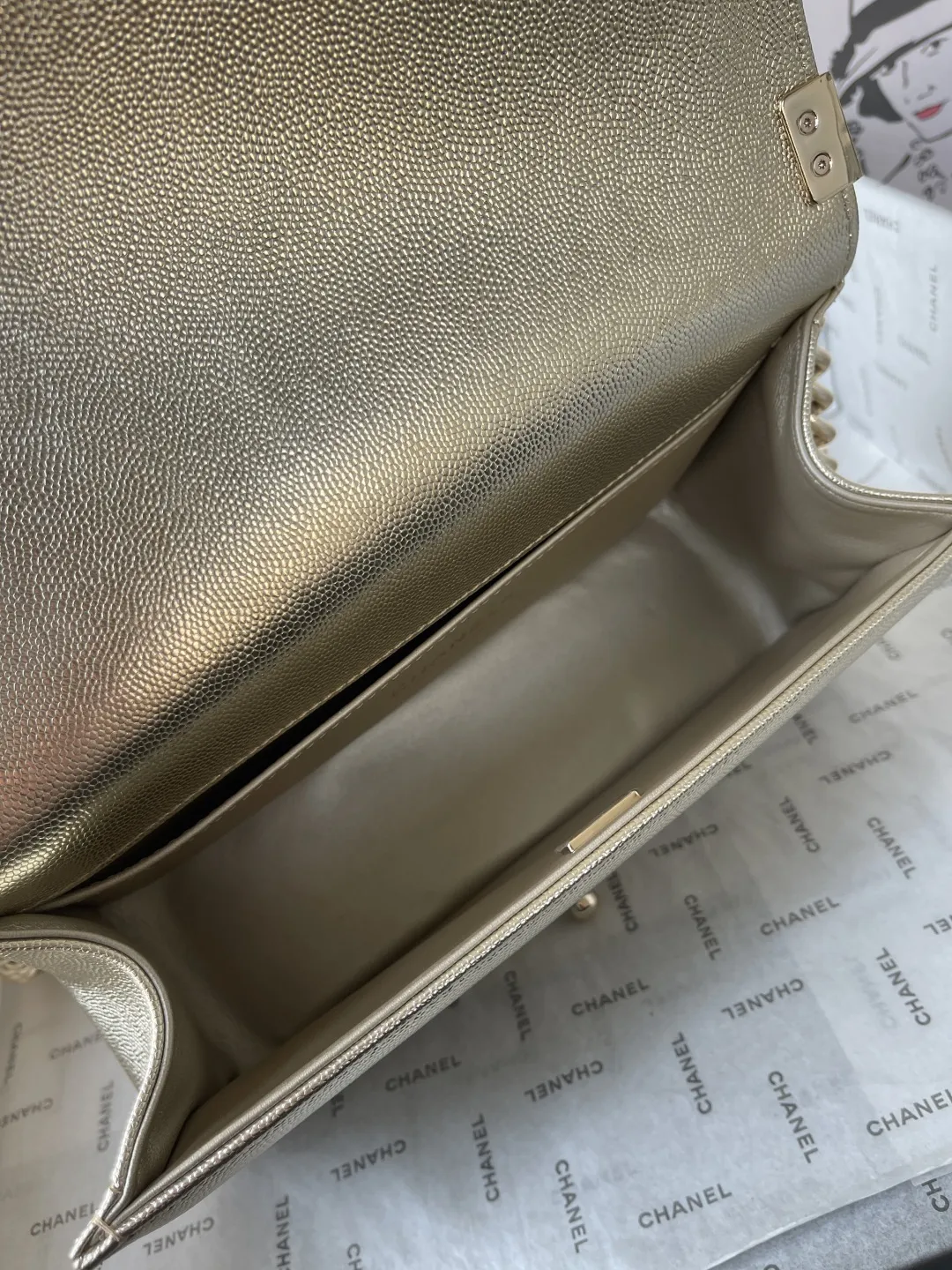 顶级货_厂p650 法国•高端定制品 Chane1 Classic Bag A67086 leboy-鱼子酱辣妈款 2020年Chane1最新概念~经典辣妈系列 时尚、高雅、尊贵!一直是国际明星、贵妇们必备的时尚宠儿。 结合一切经典的创作思维,这款包是Karl Lagerfeld和新任总监Virginie Viard一起设计的 也是老佛爷给我们留下最后的礼物 简直是小香一切经典元素的结合,辣妈款包型经典、时尚、贵气大方,让人一眼钟情! 看到它的第一眼的时候 Always miss him可手拿斜挎侧背肩背手提 简直是一款完美百搭包! 大师傅精工打造,细节完美无瑕,采用顶级复古五金配件+进口鱼子酱牛皮,内配专柜同版小羊皮内里,摸起来手感很柔软的很舒服 喜翻~ 时尚在转动,但经典永远不变! size:底长24.5-高14-宽9CM 肩带长度104CM 【实物更给力哦】