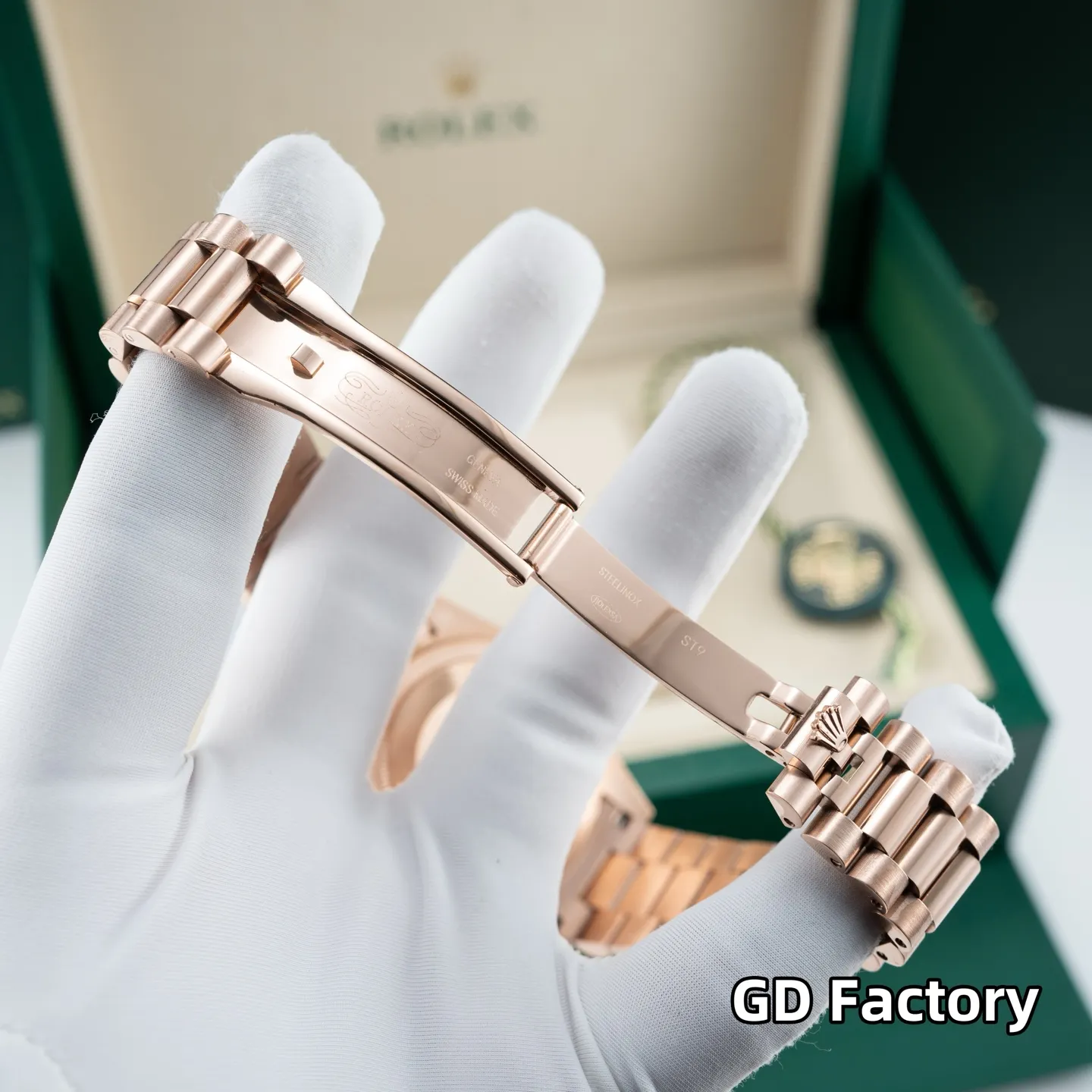 台湾厂 720 GD品控，2023年便为客量身打造&mdash;&mdash;星期日历型男士腕表，劳力士官方热门爆款～劳粉热捧的DD、黑冰糖、赌桌绿&hellip;该系列也一直在劳圈稳居热销榜[强] 亮点一：继续秉承GD厂全新西铁城机芯，些系列搭载西铁城原装8285机芯，出厂机芯检测、调校！外观细节同步原装正品！真正内外兼修[强] 亮点二：40mm官方同步原装表扣，圆三珠表链散件打磨！真正以大厂品质标准打造平价西铁城[强] 亮点三：条丁刻度继续秉承GD厂高效超强、持久夜光粉填充，夜光品质堪比原装！字面盘做工细腻，字体、刻度～细节均源自大厂工艺，媲美原装[强] 亮点五：防刮蓝宝石水晶玻璃镜面，防反光凸透式放大（2.5位）日历窗，放大倍数同步原装，读时、读历清晰通透[强] ⚠️请认准GD品控独家品质