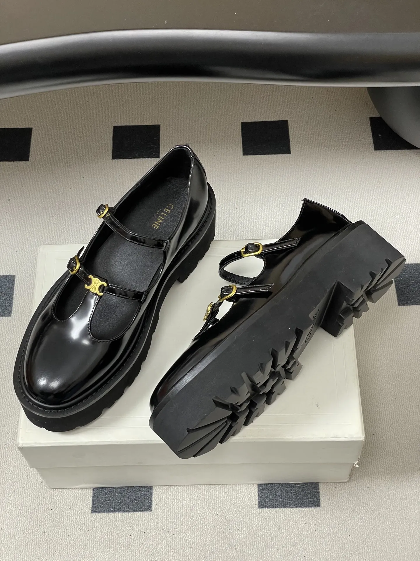 p310-顶级品质 26Fw春夏新款 CELINE 赛琳/思琳 凯旋门厚底玛丽珍鞋搭扣T字带布洛克增高乐福鞋 复古玛丽珍鞋型,搭配T字带+凯旋门金属扣,品牌标志性元素,辨识度高,既有复古优雅感,又带点甜酷的“千金风”。 厚底设计既能隐形增高,又比细跟更稳;内里多为真皮材质,透气不闷脚。鞋头是小方圆头,不挤脚且修饰脚型;适配裙装、裤装,日常/轻正式场合都能穿。 鞋面:定制牛皮 内里垫脚:牛皮 鞋底:真皮沿条/原版私模进口材质多层组合大底 跟高:5cm 码数:35-39(40.41定做不退换)