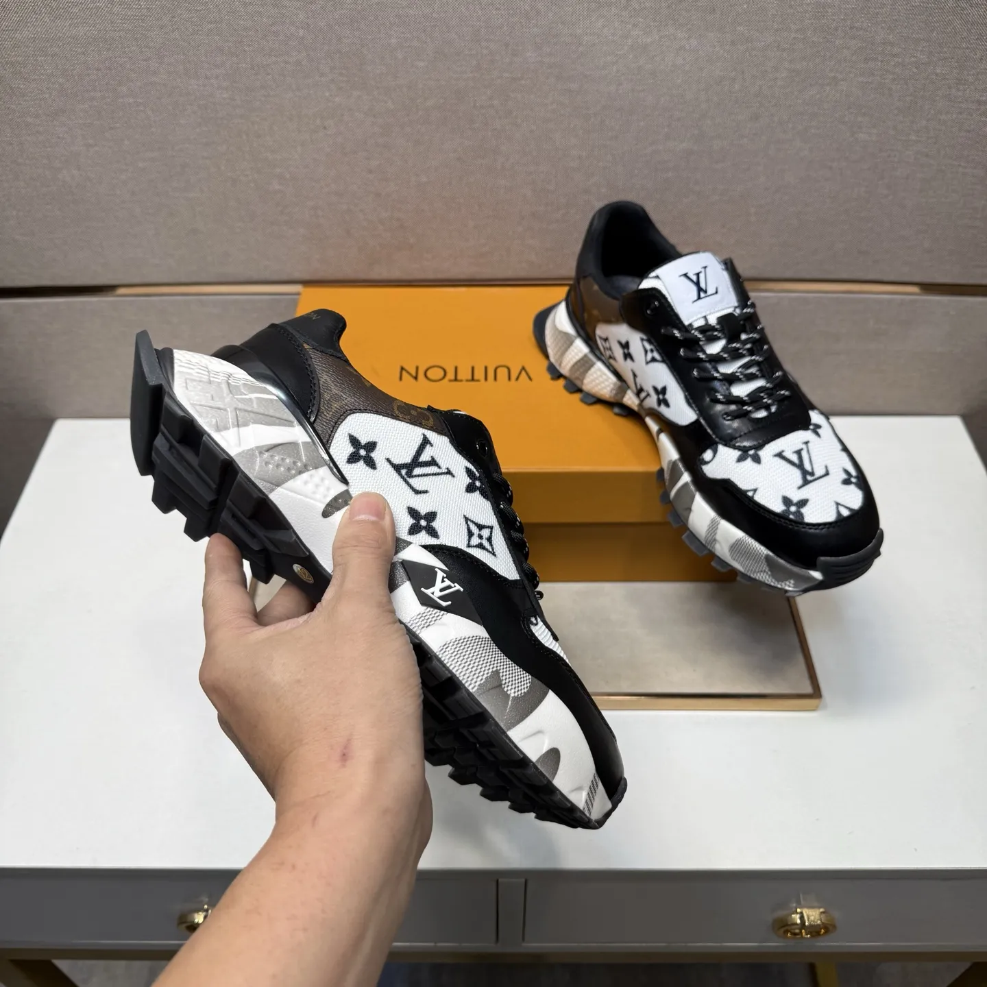 ⬛️出厂价p241【LV~】男士休闲鞋 2025z柜同步发售 🔶码数:38-44#️⃣ 🔷2个颜色🔜鞋面选用多材质拼接➕网布内里,舒适透气,鞋底:原版舒适耐磨大底,⚠️实物📱拍摄🎬实物更赞📢📢📢