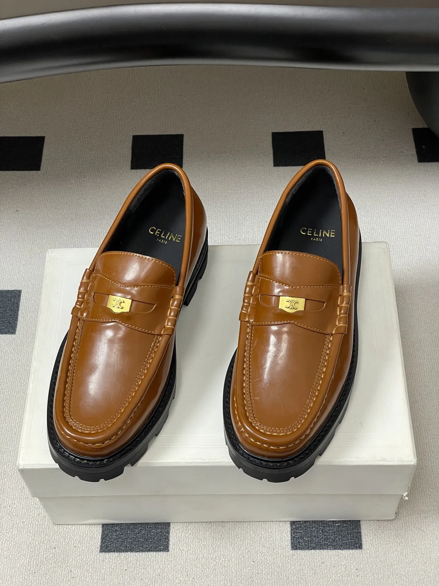 p310-顶级品质 26Fw春夏新款 CELINE 赛琳/思琳 经典凯旋门金属扣乐福鞋一脚蹬厚底小皮鞋 鞋身点缀凯旋门金属扣/金属流苏,部分款还有金属饰牌,轻奢辨识度拉满。厚底+乐福鞋型,“一脚蹬”穿脱方便,厚底既增高又比细跟更稳;方头设计修饰脚型,不挤脚趾。 采用亮面/哑光皮革,质感细腻耐用;部分款加入流苏、缝线等复古元素,风格更丰富。属于“百搭款”搭西装是通勤精英风,搭牛仔裤是松弛休闲感,棕/黑/焦糖色等配色适配不同穿搭场景。 鞋面:定制牛皮 内里垫脚:牛皮 鞋底:真皮沿条/原版私模进口材质多层组合大底 跟高:3cm 码数:35-39(40.41定做不退换)