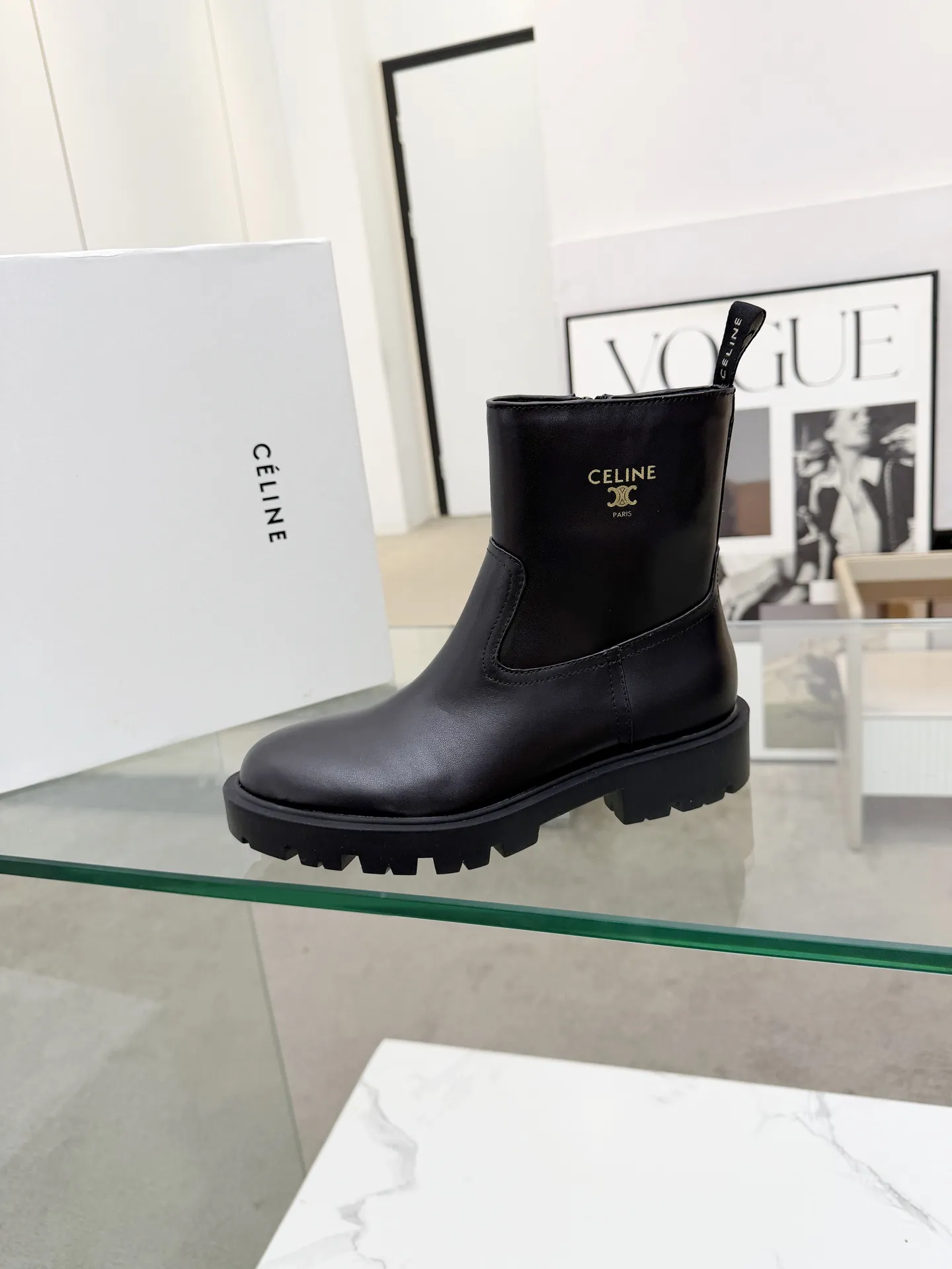 CELINE（赛琳）2025秋冬新款切尔西短靴鞋面采用小牛皮油边工艺，一款经典穿搭永不过时 内里：羊皮，面料：头层小牛皮 码数：35-41，（41定做不退换） 出厂价：280