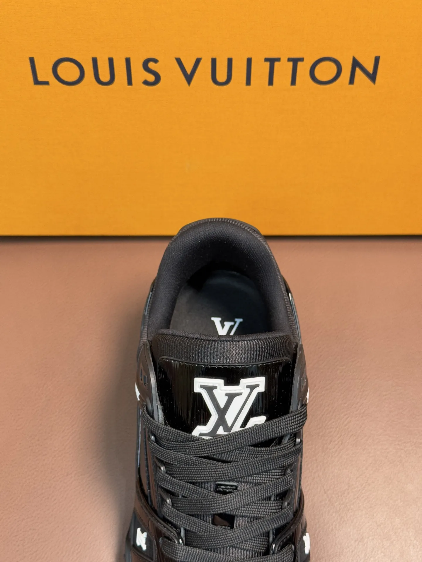 💰440 新款LV TRAINER 系列运动鞋出货本款LV Trainer运动鞋以龟裂效果漆,牛皮革回归新季,搭配橡胶外底,含蓄流露复古气息,展现经典篮球鞋的灵感启发。鞋头嵌入光滑牛皮革细节,鞋面及鞋侧开孔设计,点缀多重品牌元素,鞋舌及两侧饰有LV 字母,外侧饰以手写体路易威登标识,后部饰有 #54标识,双色橡胶外底饰有 Monogram 花卉,织物内里垫脚,延续创新舒适体验。配原盒全套包装! 码数:39-40-41-42-43-44(38/45/46可定做不退换) 标准皮鞋尺码