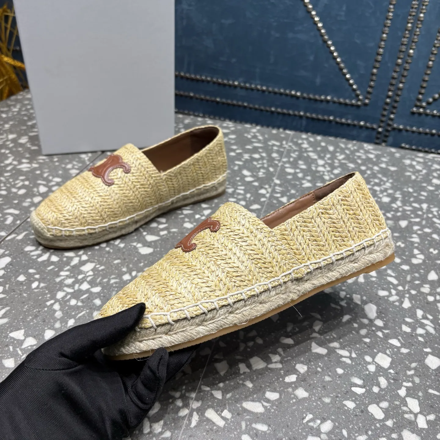 Celine 赛琳渔夫鞋 鞋面:PP草/牛皮 内里:羊皮 中底:麻绳编织 大底:防滑橡胶底 码数:35-41码(40.41订制不退不换) 价格:💰250