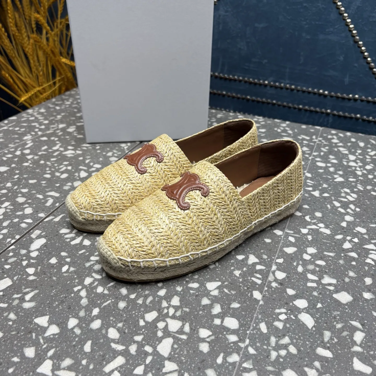 Celine 赛琳渔夫鞋 鞋面：PP草/牛皮 内里：羊皮 中底：麻绳编织 大底：防滑橡胶底 码数：35-41码（40.41订制不退不换） 价格:💰250