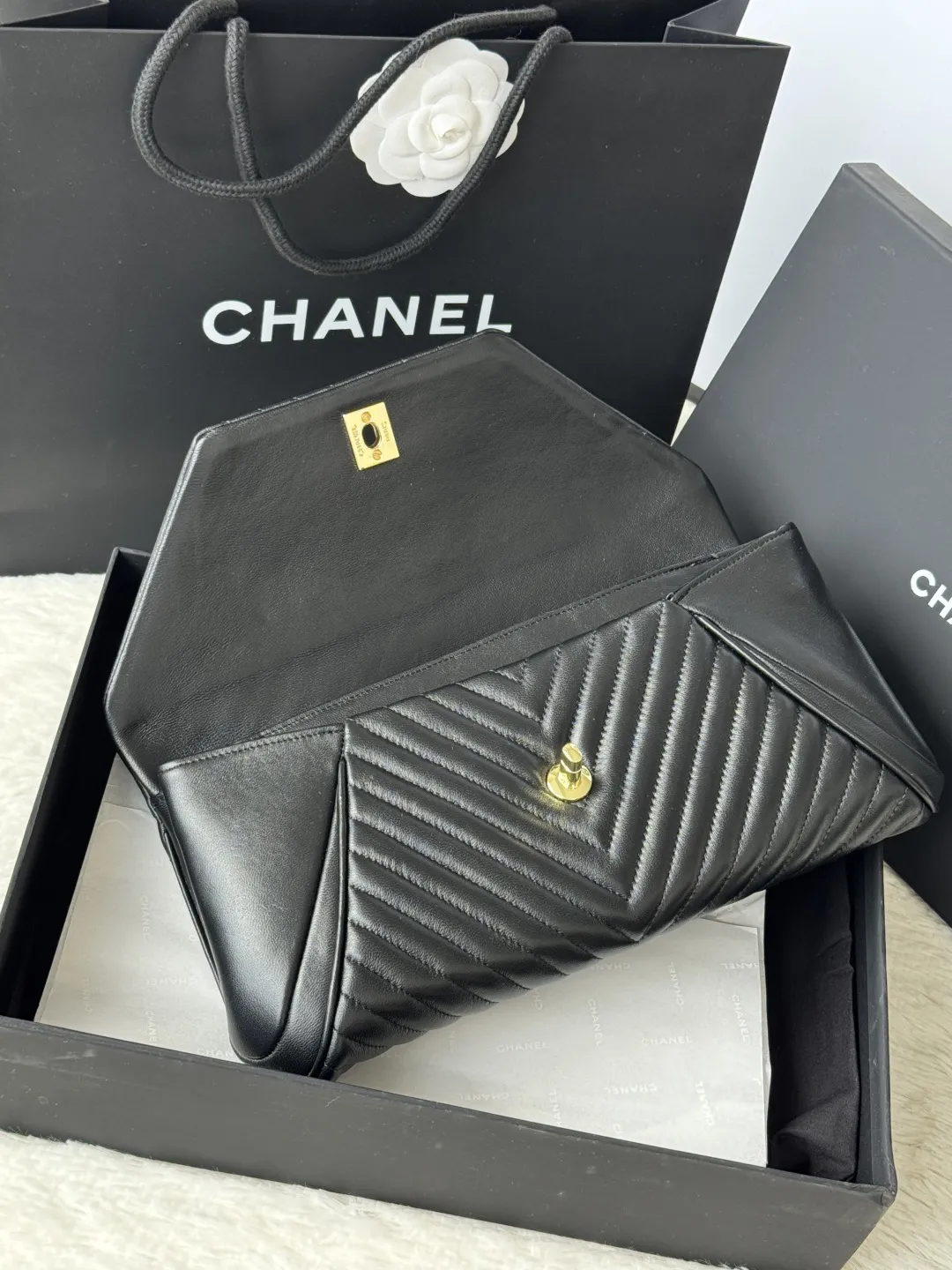 💰450💰小香 chanel 原单羊皮手包 这款手包演绎时尚风格 手感舒适的羊皮结合经典V格， 与独特的翻盖设计，整体造型完美融合。 兼并时尚与高雅的魅力。 尺寸：29x14.5cm 编号：9855
