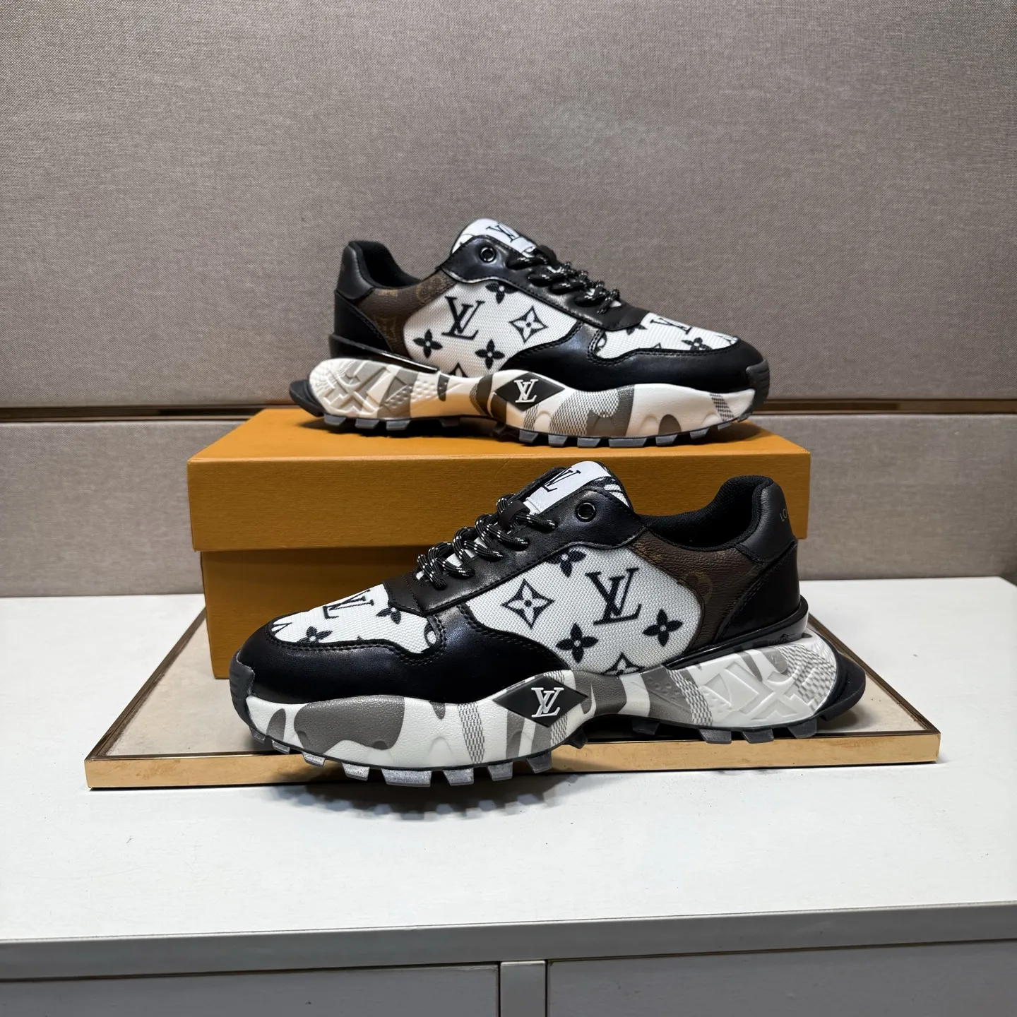 ⬛️出厂价p241【LV~】男士休闲鞋 2025z柜同步发售 🔶码数:38-44#️⃣ 🔷2个颜色🔜鞋面选用多材质拼接➕网布内里,舒适透气,鞋底:原版舒适耐磨大底,⚠️实物📱拍摄🎬实物更赞📢📢📢