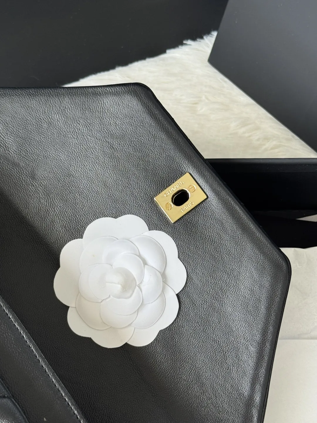 💰450💰小香 chanel 原单羊皮手包 这款手包演绎时尚风格 手感舒适的羊皮结合经典V格, 与独特的翻盖设计,整体造型完美融合。 兼并时尚与高雅的魅力。 尺寸:29x14.5cm 编号:9855