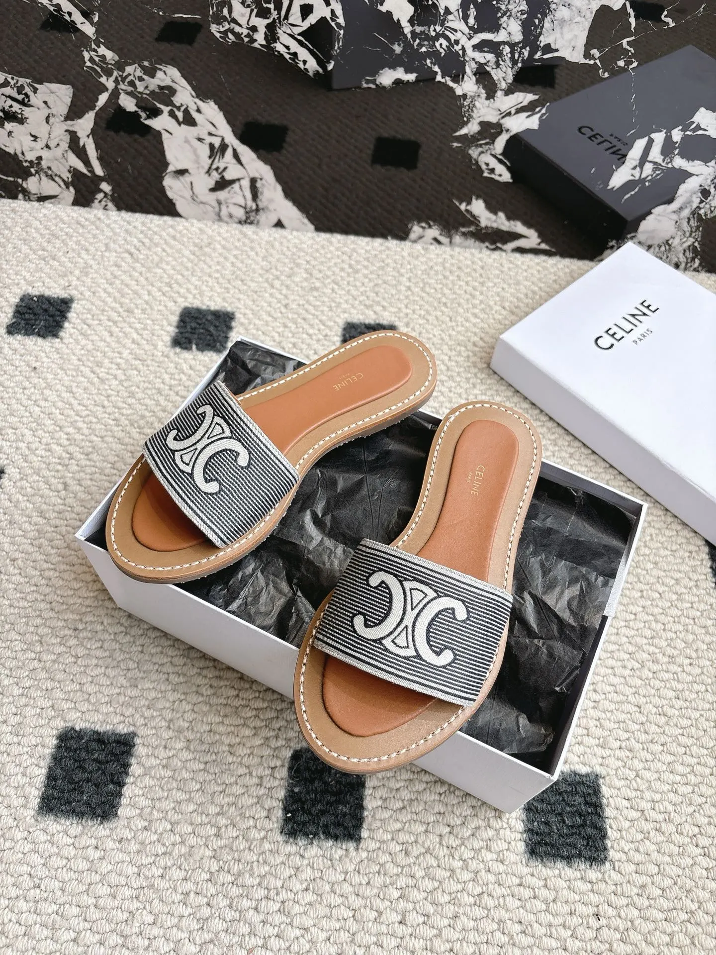 💰260 #顶级版本 Celine 赛琳 25/ 春夏最新款复古凯旋门时髦 凉鞋 夏天搭配袜子 简直绝绝子了‼️复古的点上带上了满分时髦感颜值 绝✔️原版购入开发 依旧最高输出还原 ✔️面料:原版定制编织材料、 ✔️内里:牛皮 ✔️大底:原版开模真皮大底防滑底片 ✔️Size: #35-40(40订做不退换)