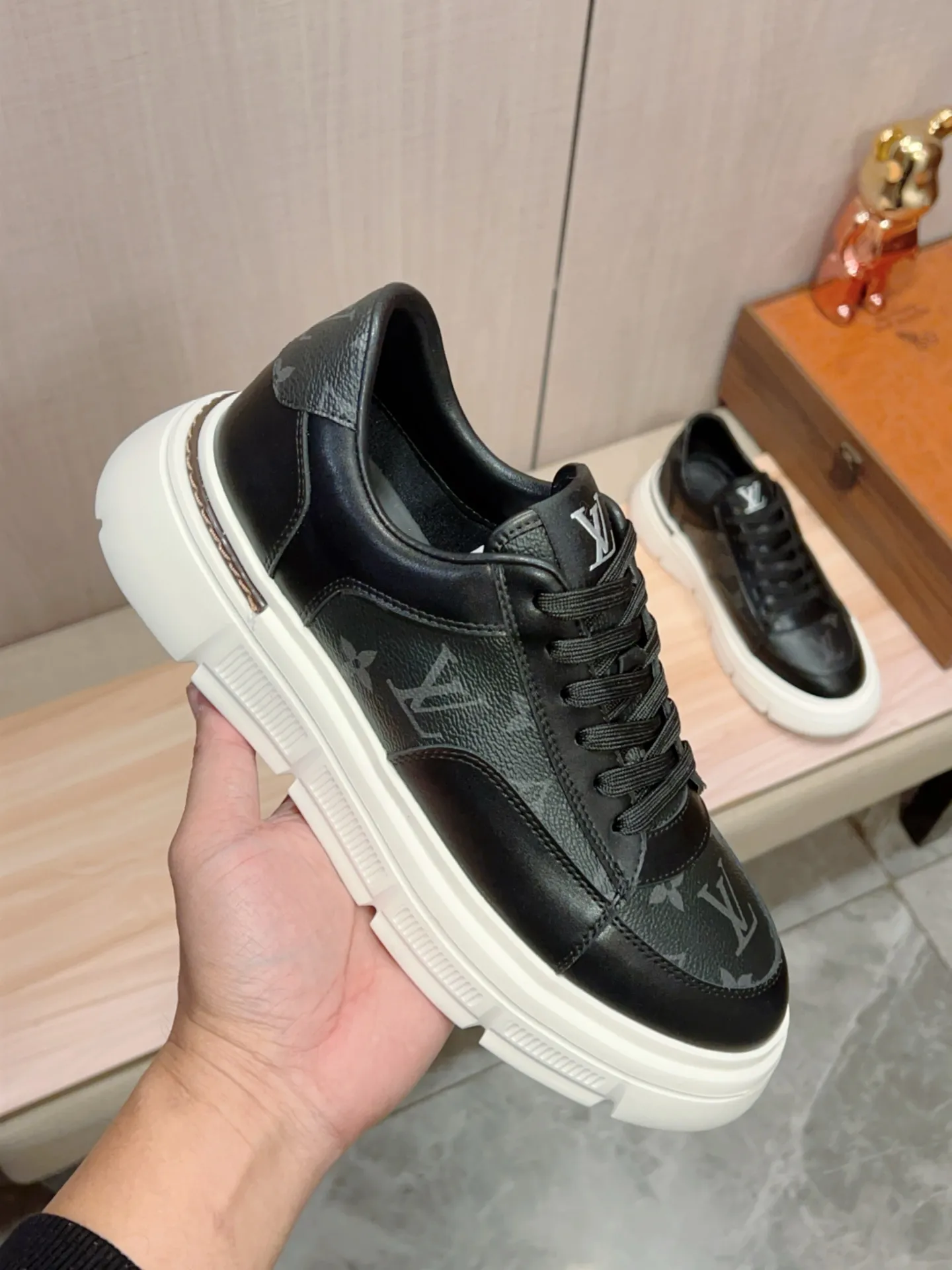 新款: 厂价:220💰💰🎩🎩[闪电][闪电] 《 Lv* 》 最新&bull;爆款休闲鞋，顶端品牌[勾引]奢侈～代购，顶级～质量。[强]鞋面選用进口透气牛皮搭配布材质➕透气羊皮垫脚（&bull;）精细做工。原版个性时尚柔软橡膠耐磨防滑大底，上脚轻巧舒适，实物拍摄🎬實物更好看，122:码: 38-44，2️⃣色入选