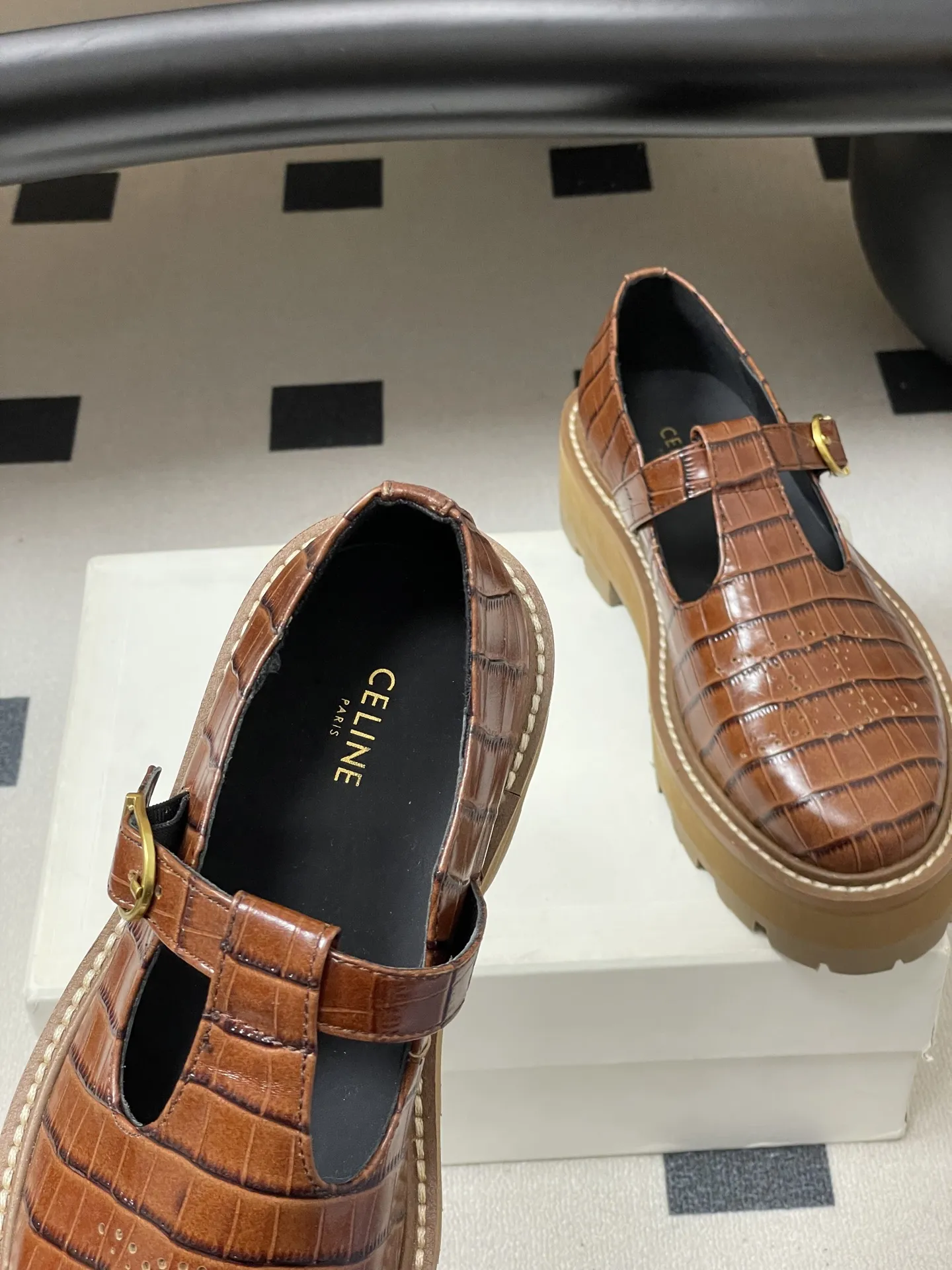 p310-顶级品质 26Fw春夏新款 CELINE 赛琳/思琳 凯旋门厚底玛丽珍鞋搭扣T字带布洛克增高乐福鞋 复古玛丽珍鞋型，搭配T字带+凯旋门金属扣，品牌标志性元素，辨识度高，既有复古优雅感，又带点甜酷的&ldquo;千金风&rdquo;。 厚底设计既能隐形增高，又比细跟更稳；内里多为真皮材质，透气不闷脚。鞋头是小方圆头，不挤脚且修饰脚型；适配裙装、裤装，日常/轻正式场合都能穿。 鞋面：定制牛皮 内里垫脚：牛皮 鞋底：真皮沿条/原版私模进口材质多层组合大底 跟高：5cm 码数：35-39（40.41定做不退换）