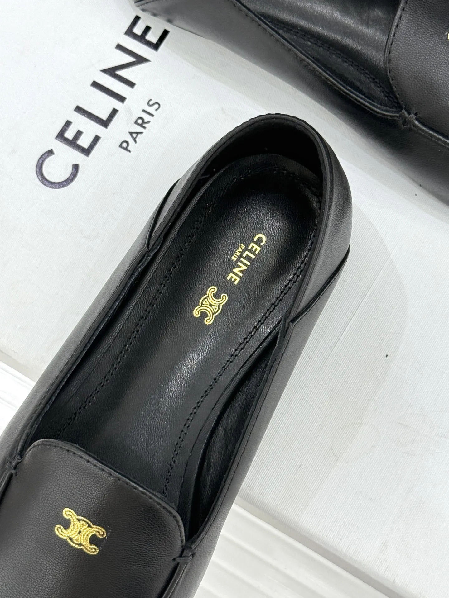 厂价💰270 Celine/赛琳26WF新品凯旋门踩跟乐福鞋 当巴黎左岸的慵懒腔调碰撞随性风潮 这双乐福鞋以经典鞋型为骨 以踩跟为魂 鞋身灵魂当属标志性凯旋门标识 线条利落复刻巴黎凯旋门建筑棱角 清晰不生硬 与鞋面材质浑然一体 每一处细节都藏着CELINE的百年底蕴 这枚符号从不是炫耀的标签 是当代女性独立风骨的无声宣言 书写当代女性的优雅与自在 让每一步成为法式浪漫的温柔邂逅。 面料采用原版定制皮料 内里踮脚均为羊皮 意大利进口真皮大底 size:35-39(40/41定制)