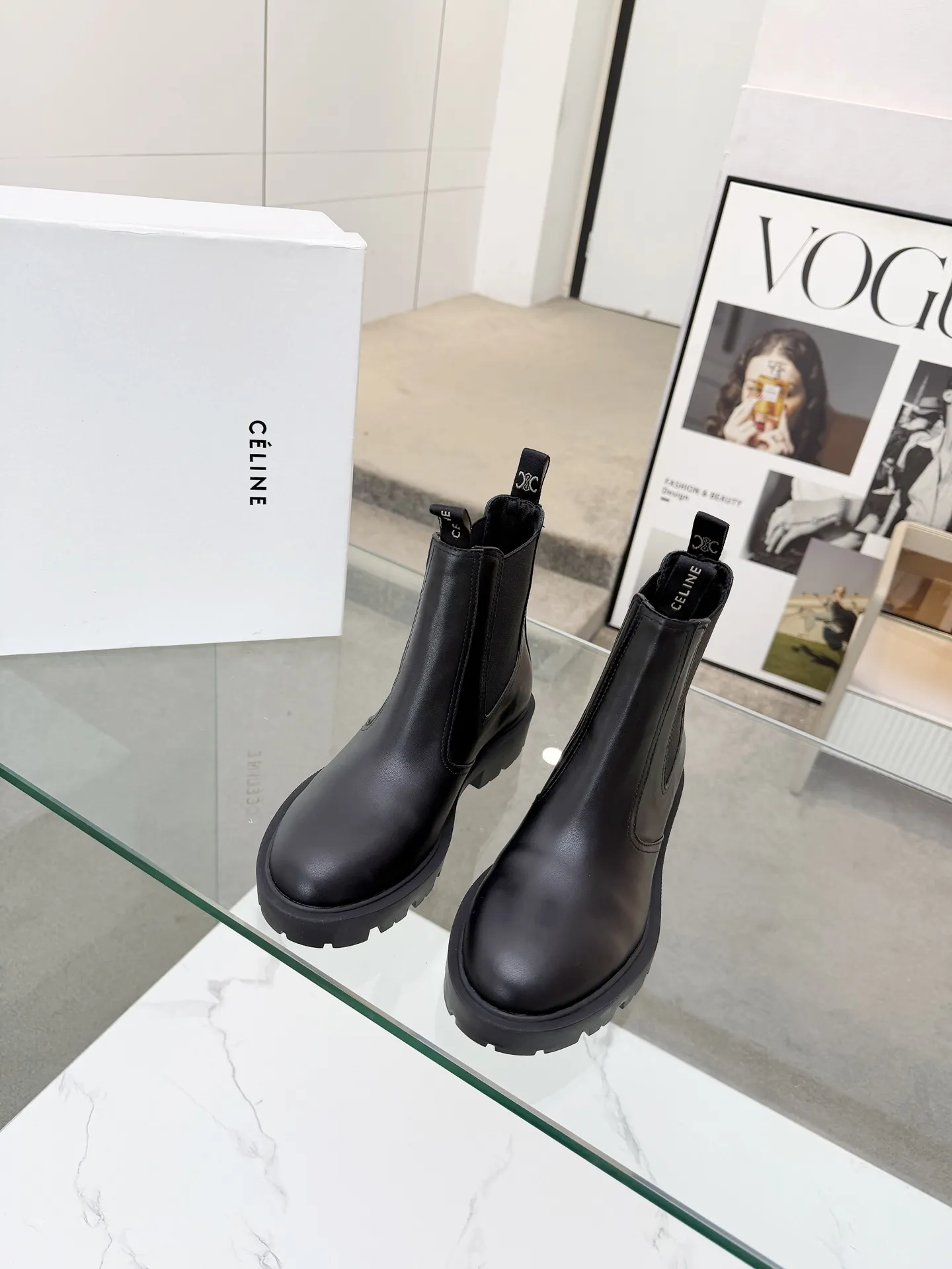 CELINE（赛琳）2025秋冬新款切尔西短靴💥鞋面采用小牛皮加经典压花Logo油边工艺🎵一款经典穿搭永不过时🌹 内里：羊皮，面料：头层小牛皮 码数：35-41，（41定做不退换） 出厂价：280