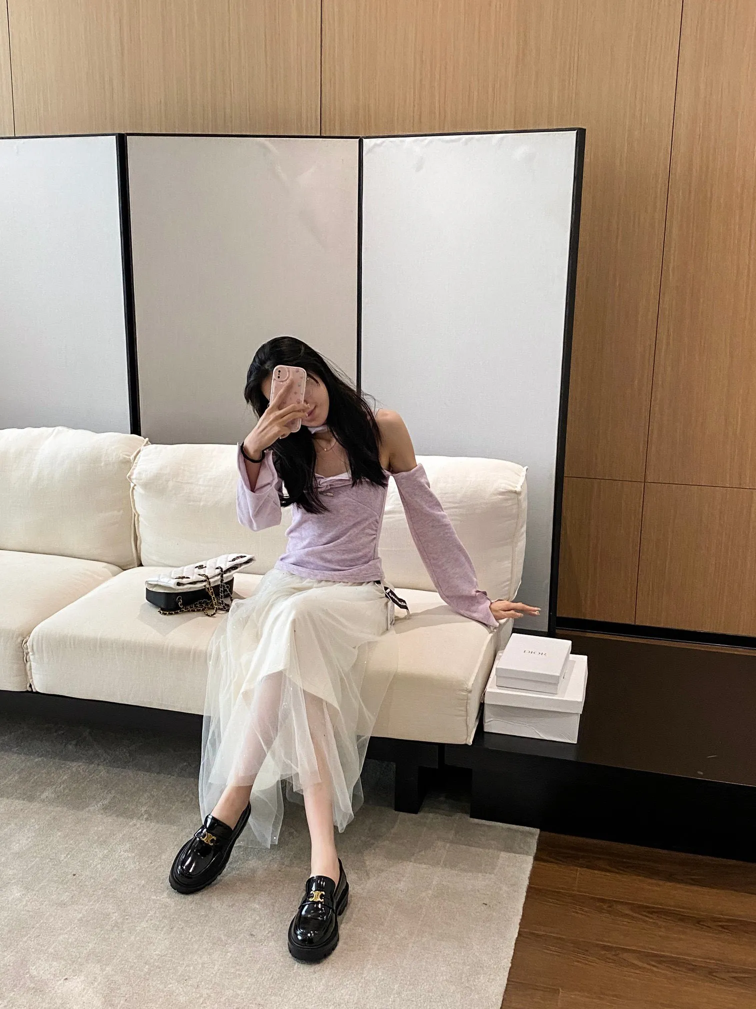 橙子出厂价💰115 CELINE 赛琳 凯旋门厚底乐福鞋单鞋 英伦风小皮鞋 这一季的赛琳真的是开了挂✔️龙年必须要入手一双celine乐福鞋 ,复古风经典款 超级百搭 简单大气 无论裙装裤装都能随意搭配 妥妥的颜霸 上脚无不彰显它的品牌气息 鞋面:特定开边珠牛皮 码数:35-40