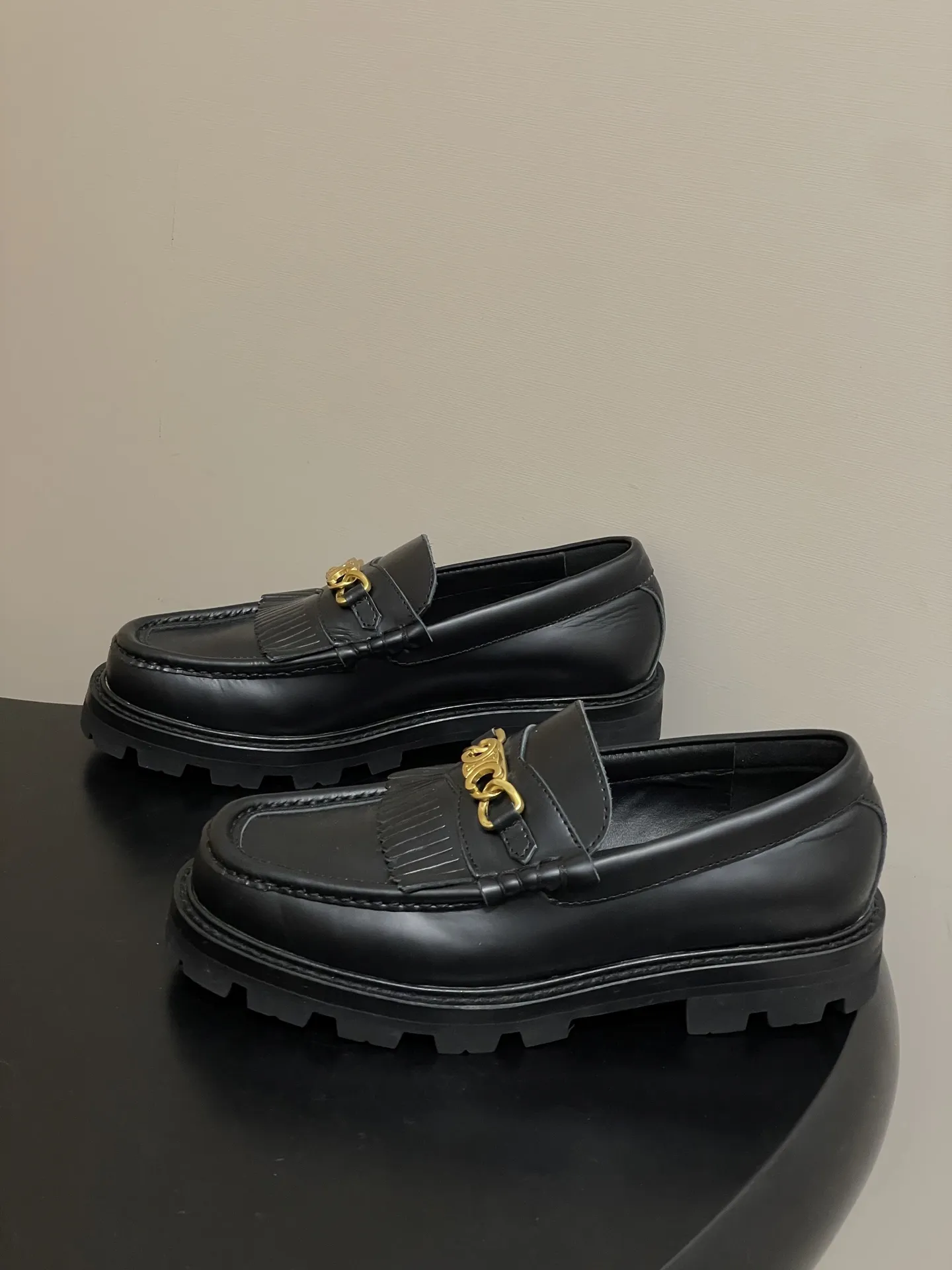 p310-顶级品质 26Fw春夏新款 CELINE 赛琳/思琳 经典凯旋门金属扣乐福鞋流苏吊坠一脚蹬厚底小皮鞋 鞋身点缀凯旋门金属扣/金属流苏，部分款还有金属饰牌，轻奢辨识度拉满。厚底+乐福鞋型，&ldquo;一脚蹬&rdquo;穿脱方便，厚底既增高又比细跟更稳；方头设计修饰脚型，不挤脚趾。 采用亮面/哑光皮革，质感细腻耐用；部分款加入流苏、缝线等复古元素，风格更丰富。属于&ldquo;百搭款&rdquo;搭西装是通勤精英风，搭牛仔裤是松弛休闲感，棕/黑/焦糖色等配色适配不同穿搭场景。 鞋面：定制牛皮 内里垫脚：牛皮 鞋底：真皮沿条/原版私模进口材质多层组合大底 跟高：3cm 码数：35-39（40.41定做不退换）