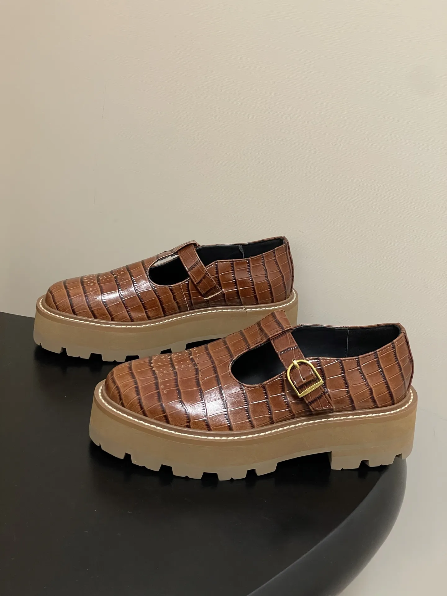 p310-顶级品质 26Fw春夏新款 CELINE 赛琳/思琳 凯旋门厚底玛丽珍鞋搭扣T字带布洛克增高乐福鞋 复古玛丽珍鞋型,搭配T字带+凯旋门金属扣,品牌标志性元素,辨识度高,既有复古优雅感,又带点甜酷的“千金风”。 厚底设计既能隐形增高,又比细跟更稳;内里多为真皮材质,透气不闷脚。鞋头是小方圆头,不挤脚且修饰脚型;适配裙装、裤装,日常/轻正式场合都能穿。 鞋面:定制牛皮 内里垫脚:牛皮 鞋底:真皮沿条/原版私模进口材质多层组合大底 跟高:5cm 码数:35-39(40.41定做不退换)