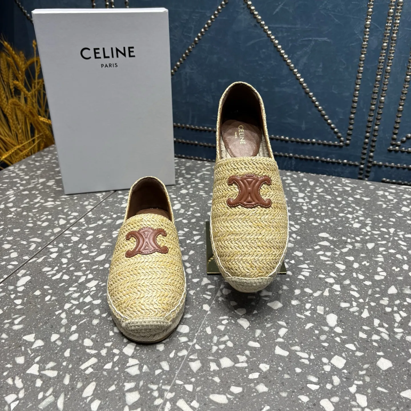 Celine 赛琳渔夫鞋 鞋面:PP草/牛皮 内里:羊皮 中底:麻绳编织 大底:防滑橡胶底 码数:35-41码(40.41订制不退不换) 价格:💰250