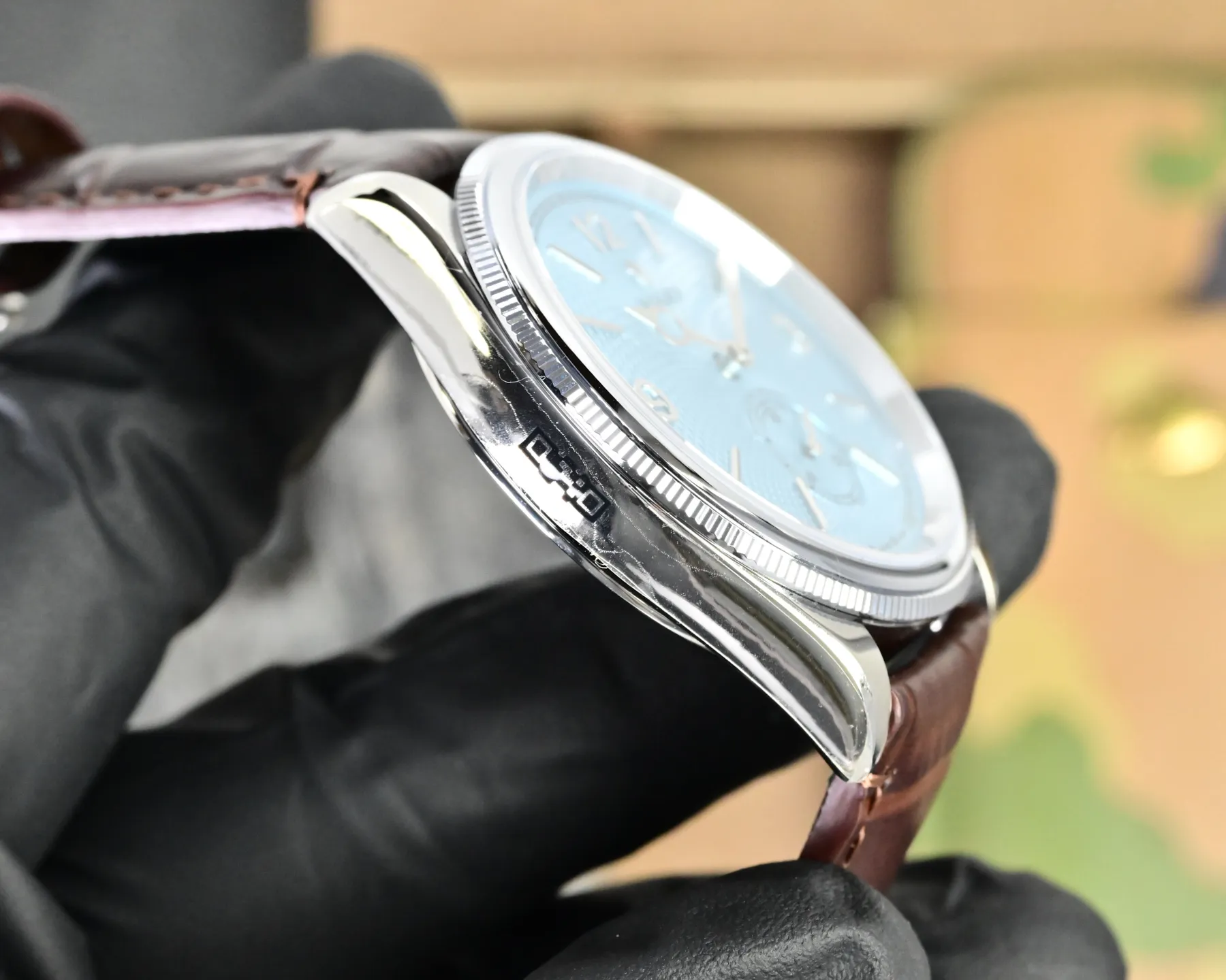 白壳660 金壳680 劳力士切利尼两针半 Rolex恒动1908型m52508-0006小秒型腕表,是劳力士几百年来第一款透底腕表🏅️WN2腕表尺寸:39×11mm,独家定制改装自动机械机芯,走时精准稳定性,搭配意大利小牛皮,双褶扣,皮质柔软细腻更加贴合手腕给您带来舒适的佩戴感! 匠心传承,专注优品送礼最佳奢华推荐请认准独家品质📷