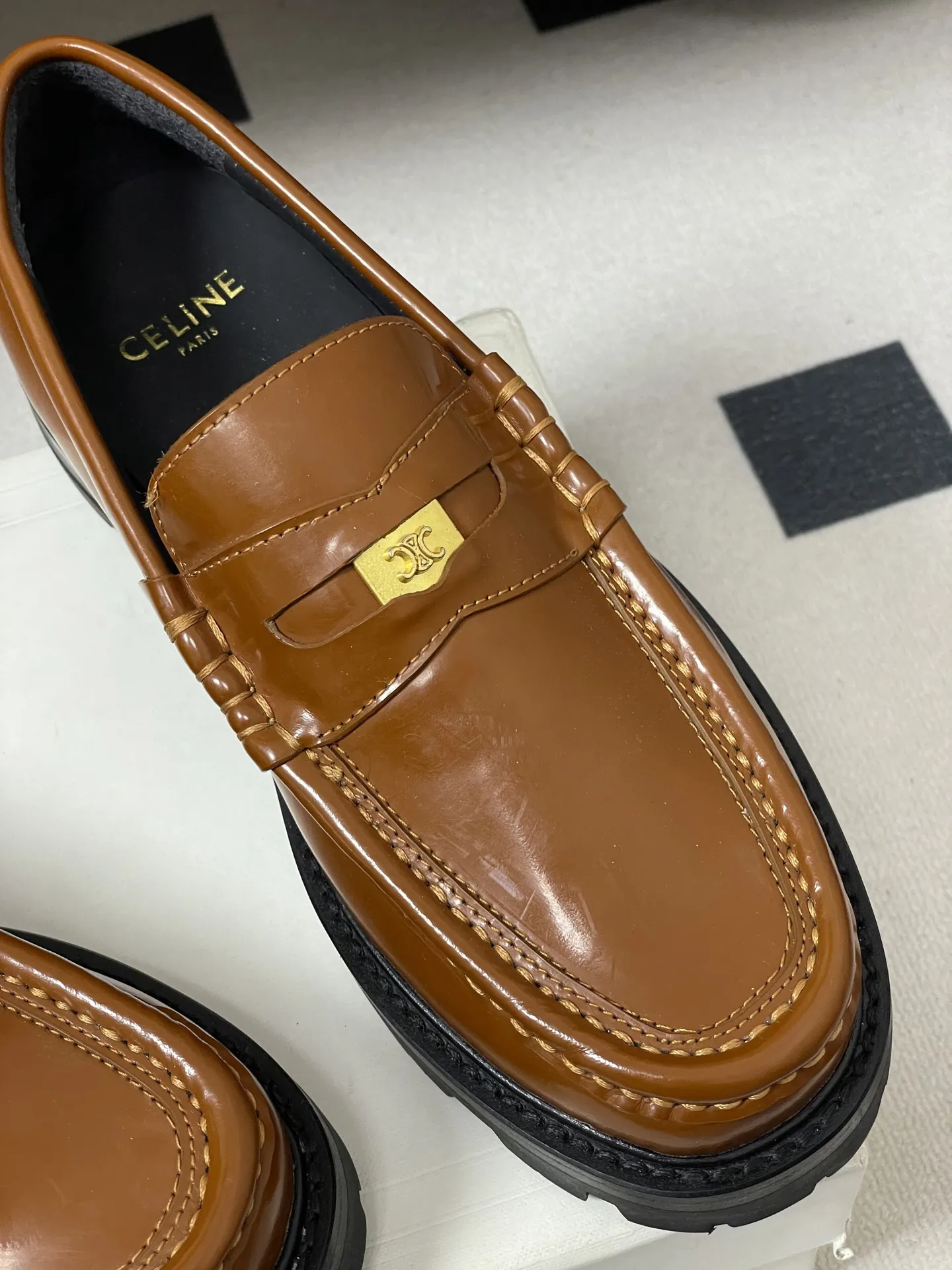 p310-顶级品质 26Fw春夏新款 CELINE 赛琳/思琳 经典凯旋门金属扣乐福鞋一脚蹬厚底小皮鞋 鞋身点缀凯旋门金属扣/金属流苏，部分款还有金属饰牌，轻奢辨识度拉满。厚底+乐福鞋型，&ldquo;一脚蹬&rdquo;穿脱方便，厚底既增高又比细跟更稳；方头设计修饰脚型，不挤脚趾。 采用亮面/哑光皮革，质感细腻耐用；部分款加入流苏、缝线等复古元素，风格更丰富。属于&ldquo;百搭款&rdquo;搭西装是通勤精英风，搭牛仔裤是松弛休闲感，棕/黑/焦糖色等配色适配不同穿搭场景。 鞋面：定制牛皮 内里垫脚：牛皮 鞋底：真皮沿条/原版私模进口材质多层组合大底 跟高：3cm 码数：35-39（40.41定做不退换）