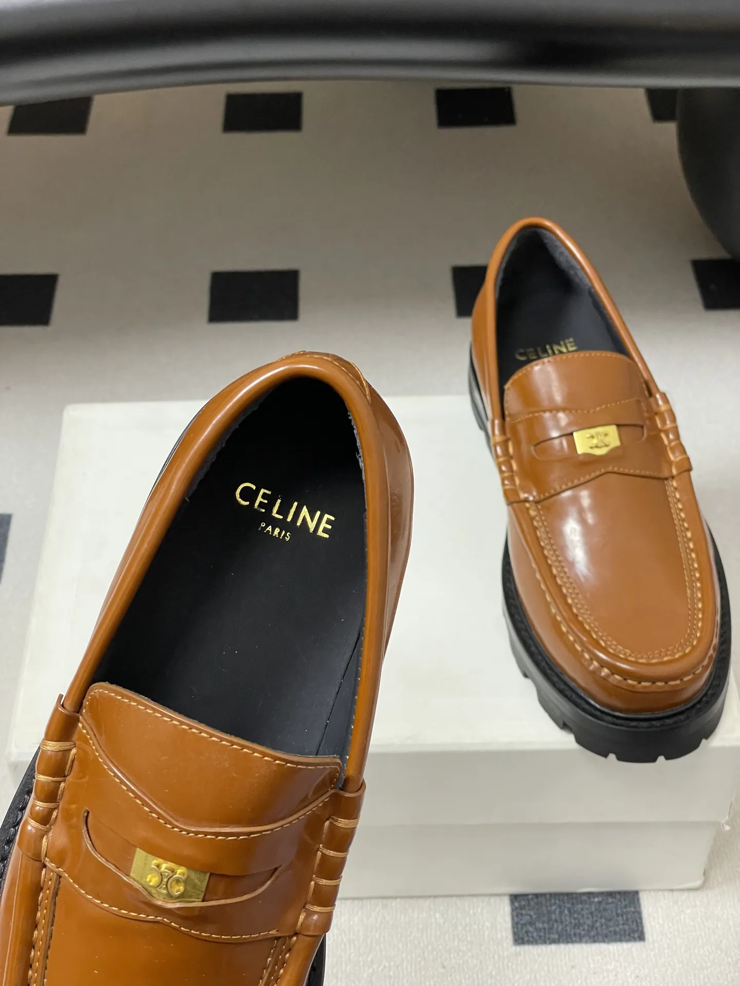 p310-顶级品质 26Fw春夏新款 CELINE 赛琳/思琳 经典凯旋门金属扣乐福鞋一脚蹬厚底小皮鞋 鞋身点缀凯旋门金属扣/金属流苏,部分款还有金属饰牌,轻奢辨识度拉满。厚底+乐福鞋型,“一脚蹬”穿脱方便,厚底既增高又比细跟更稳;方头设计修饰脚型,不挤脚趾。 采用亮面/哑光皮革,质感细腻耐用;部分款加入流苏、缝线等复古元素,风格更丰富。属于“百搭款”搭西装是通勤精英风,搭牛仔裤是松弛休闲感,棕/黑/焦糖色等配色适配不同穿搭场景。 鞋面:定制牛皮 内里垫脚:牛皮 鞋底:真皮沿条/原版私模进口材质多层组合大底 跟高:3cm 码数:35-39(40.41定做不退换)