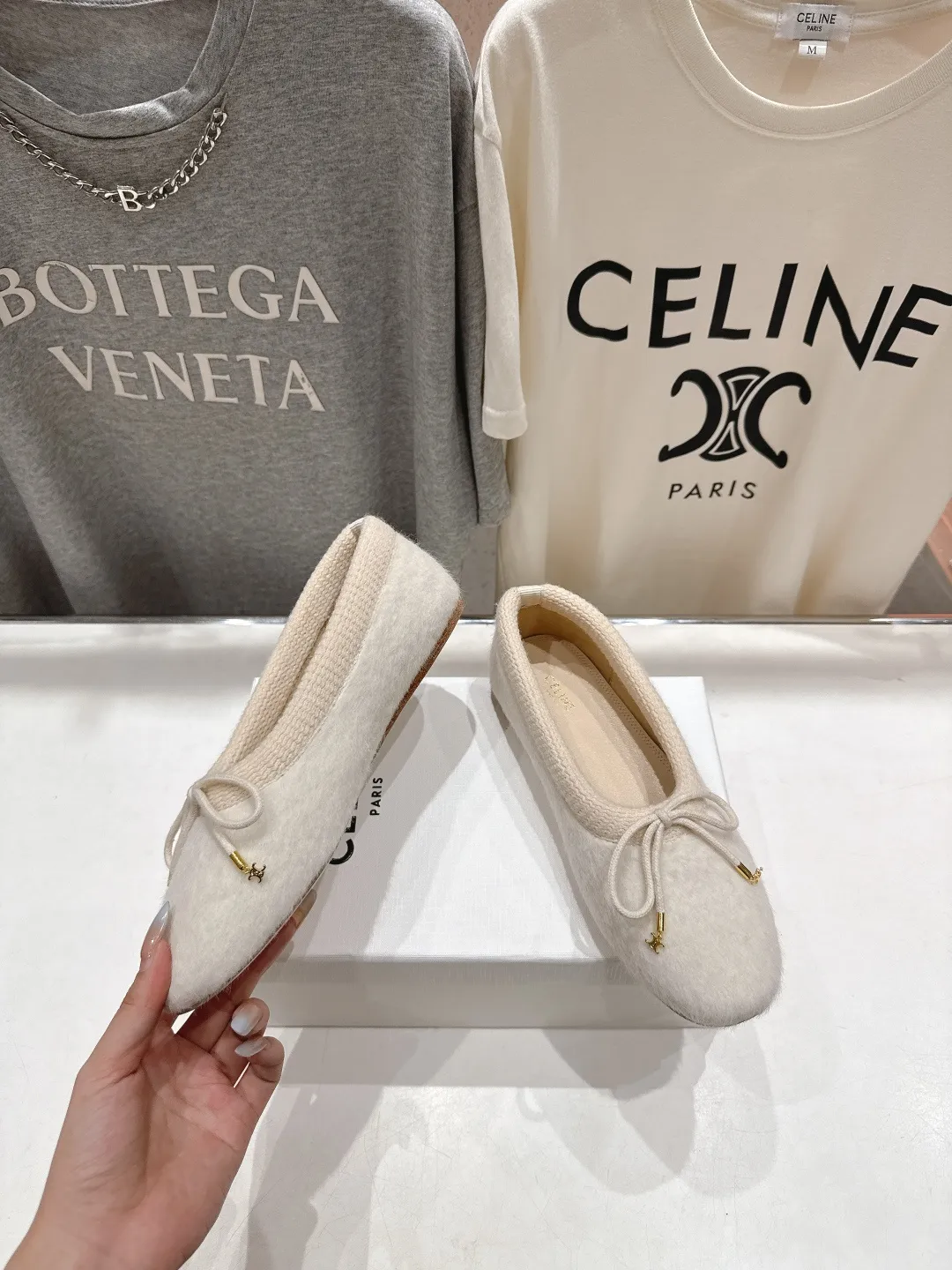 高版本出厂💰260 CELINE*赛琳F018 2025ss新款玛丽珍平底乐福鞋单鞋 网红爆款来袭！各大网红抢先体验、Celine网红ins种草神器、非常仙女风、气场十足单品、设计风格非常新颖、高档且非常舒适.原版一比一定制！绝对原单做法！ ✔面料：进口混纺羊毛 ✔内里：羊皮 ✔大底：意大利真皮大底 ✔Size：35-40（40定做不退换）