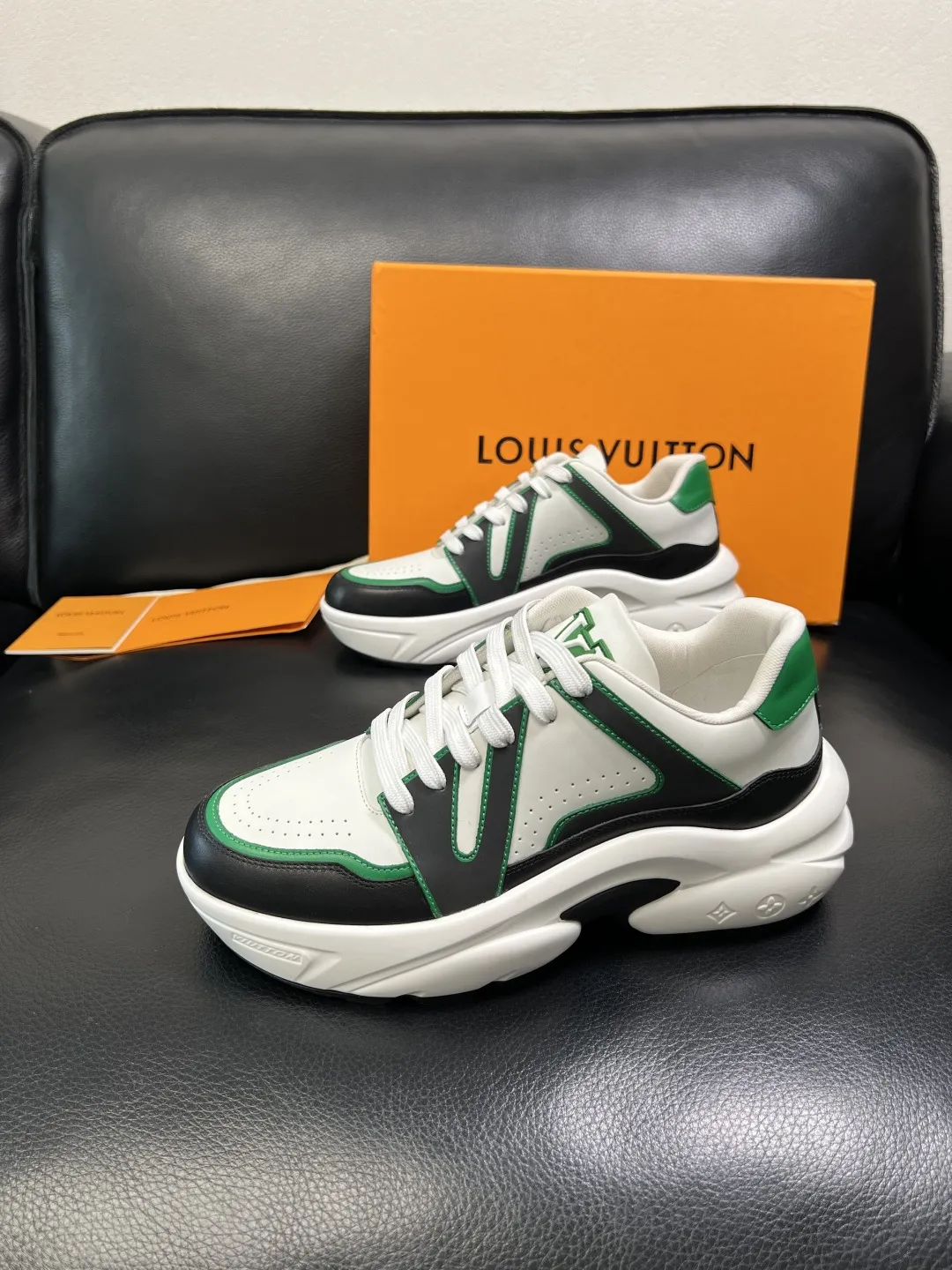 P440 Lv 高品质 顶级工艺品 路易威登，专柜同步原厂配置，鞋面意大利进口，高品质拼接缤纷色彩复杂工艺品，进口牛皮里垫柔软舒适，鞋底：原厂特供原版底，TPU独家活动成型底超级舒适，原厂跟单货，码数 39-44 （订做 45 ）