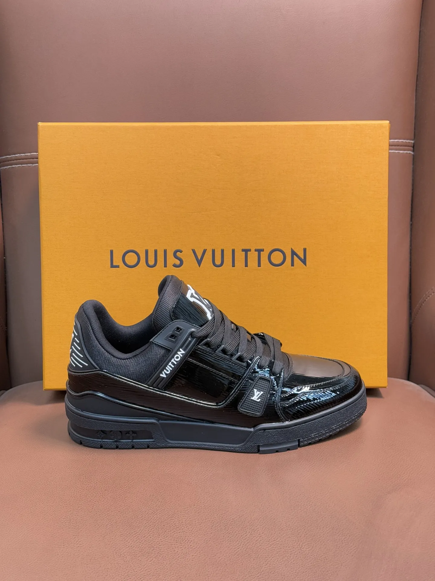 💰440 新款LV TRAINER 系列运动鞋出货本款LV Trainer运动鞋以龟裂效果漆,牛皮革回归新季,搭配橡胶外底,含蓄流露复古气息,展现经典篮球鞋的灵感启发。鞋头嵌入光滑牛皮革细节,鞋面及鞋侧开孔设计,点缀多重品牌元素,鞋舌及两侧饰有LV 字母,外侧饰以手写体路易威登标识,后部饰有 #54标识,双色橡胶外底饰有 Monogram 花卉,织物内里垫脚,延续创新舒适体验。配原盒全套包装! 码数:39-40-41-42-43-44(38/45/46可定做不退换) 标准皮鞋尺码