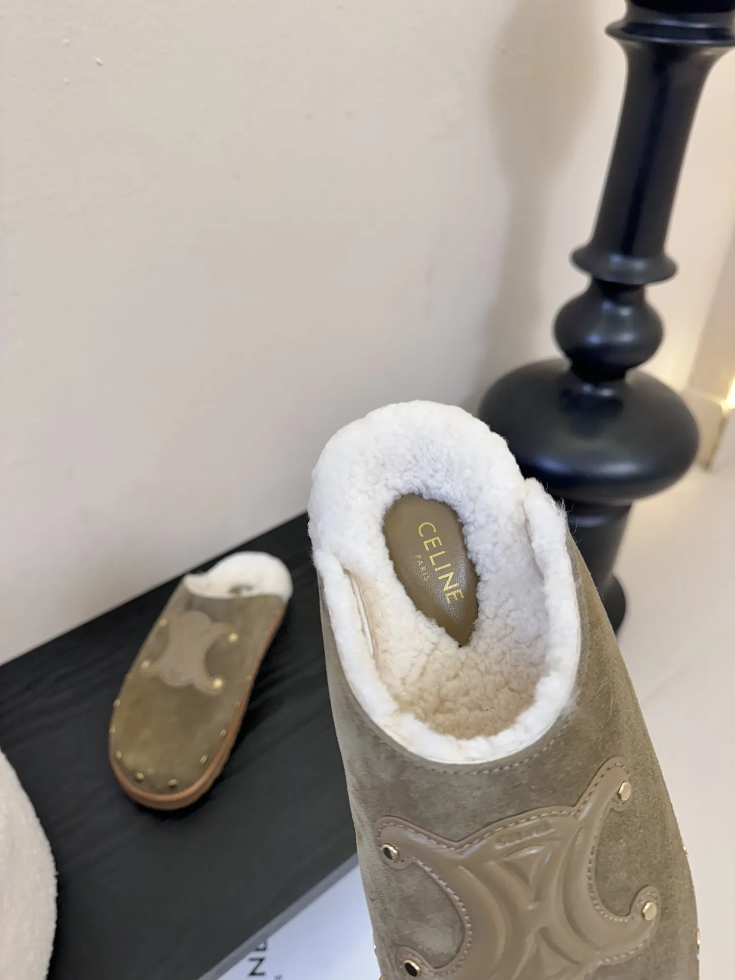 💰280 CELINE&middot;思琳 赛琳最新呈现PITEA木屐羊毛厚底穆勒鞋毛拖系列。顶级版本后跟原版牛皮包中底3D立体logo，原版定制羊毛完美契合专柜颜色，原版私模进口材质多层组合大底。女码：35-39 4041定制