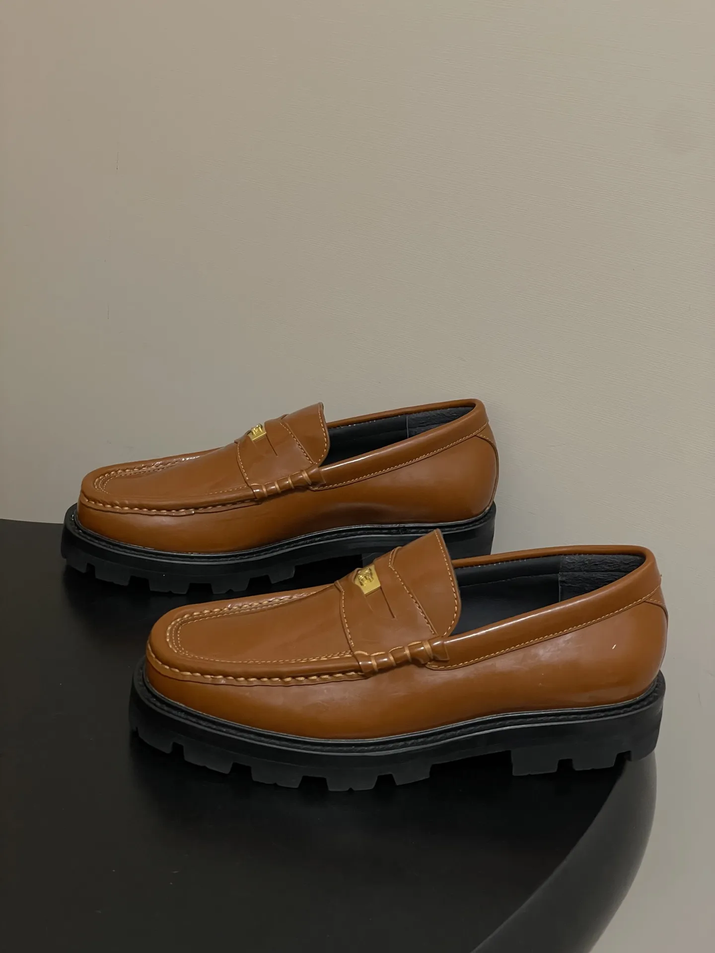 p310-顶级品质 26Fw春夏新款 CELINE 赛琳/思琳 经典凯旋门金属扣乐福鞋一脚蹬厚底小皮鞋 鞋身点缀凯旋门金属扣/金属流苏，部分款还有金属饰牌，轻奢辨识度拉满。厚底+乐福鞋型，&ldquo;一脚蹬&rdquo;穿脱方便，厚底既增高又比细跟更稳；方头设计修饰脚型，不挤脚趾。 采用亮面/哑光皮革，质感细腻耐用；部分款加入流苏、缝线等复古元素，风格更丰富。属于&ldquo;百搭款&rdquo;搭西装是通勤精英风，搭牛仔裤是松弛休闲感，棕/黑/焦糖色等配色适配不同穿搭场景。 鞋面：定制牛皮 内里垫脚：牛皮 鞋底：真皮沿条/原版私模进口材质多层组合大底 跟高：3cm 码数：35-39（40.41定做不退换）