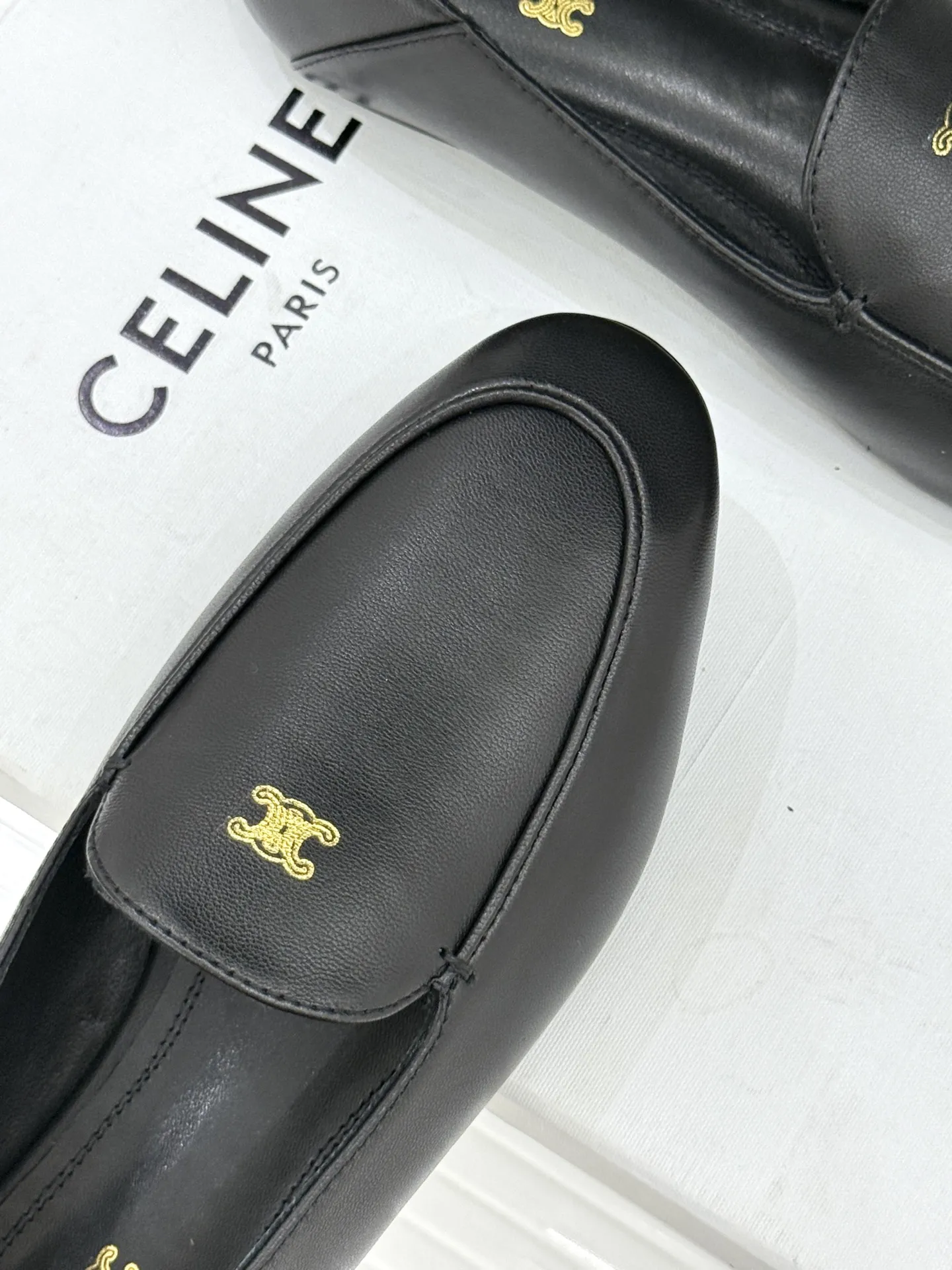 厂价💰270 Celine/赛琳26WF新品凯旋门踩跟乐福鞋 当巴黎左岸的慵懒腔调碰撞随性风潮 这双乐福鞋以经典鞋型为骨 以踩跟为魂 鞋身灵魂当属标志性凯旋门标识 线条利落复刻巴黎凯旋门建筑棱角 清晰不生硬 与鞋面材质浑然一体 每一处细节都藏着CELINE的百年底蕴 这枚符号从不是炫耀的标签 是当代女性独立风骨的无声宣言 书写当代女性的优雅与自在 让每一步成为法式浪漫的温柔邂逅。 面料采用原版定制皮料 内里踮脚均为羊皮 意大利进口真皮大底 size：35-39（40/41定制）