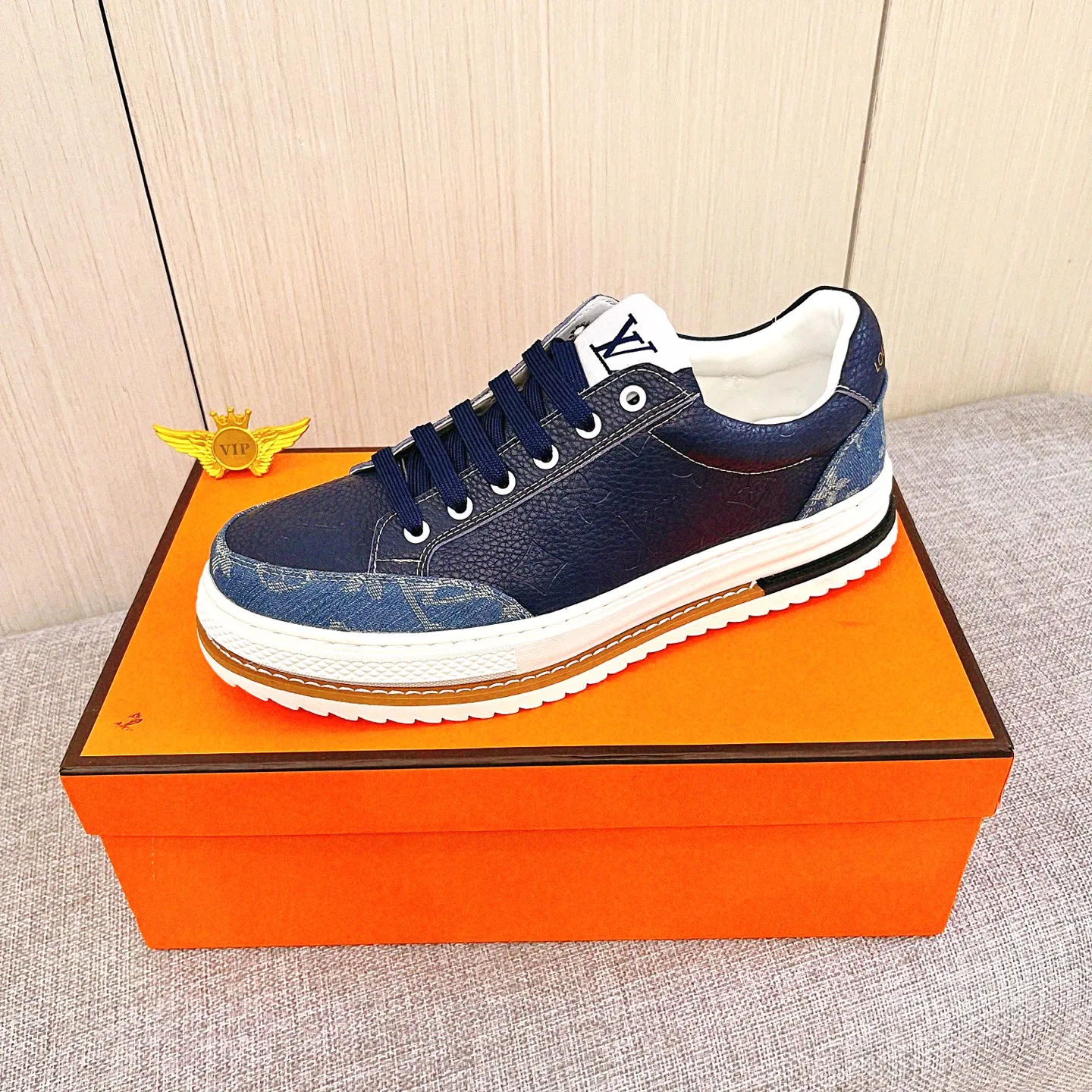 🚘🚘工厂批 220💰🔥【LV】🔥路易威登男鞋高端品牌 官网1：1最新力作：鞋面采用意大利进口头层牛皮搭配舒适透气内里➕原版防滑耐磨大底制作🔥，让行走更加便捷舒适！独家新款，惊世之作，与官方的质量相比美的1：1复刻[色]！打造时尚个性衬托你的与众不同！潮男必备!经典🔥尺码:38-44 颜色： 🔥 2⃣️色可选🔥