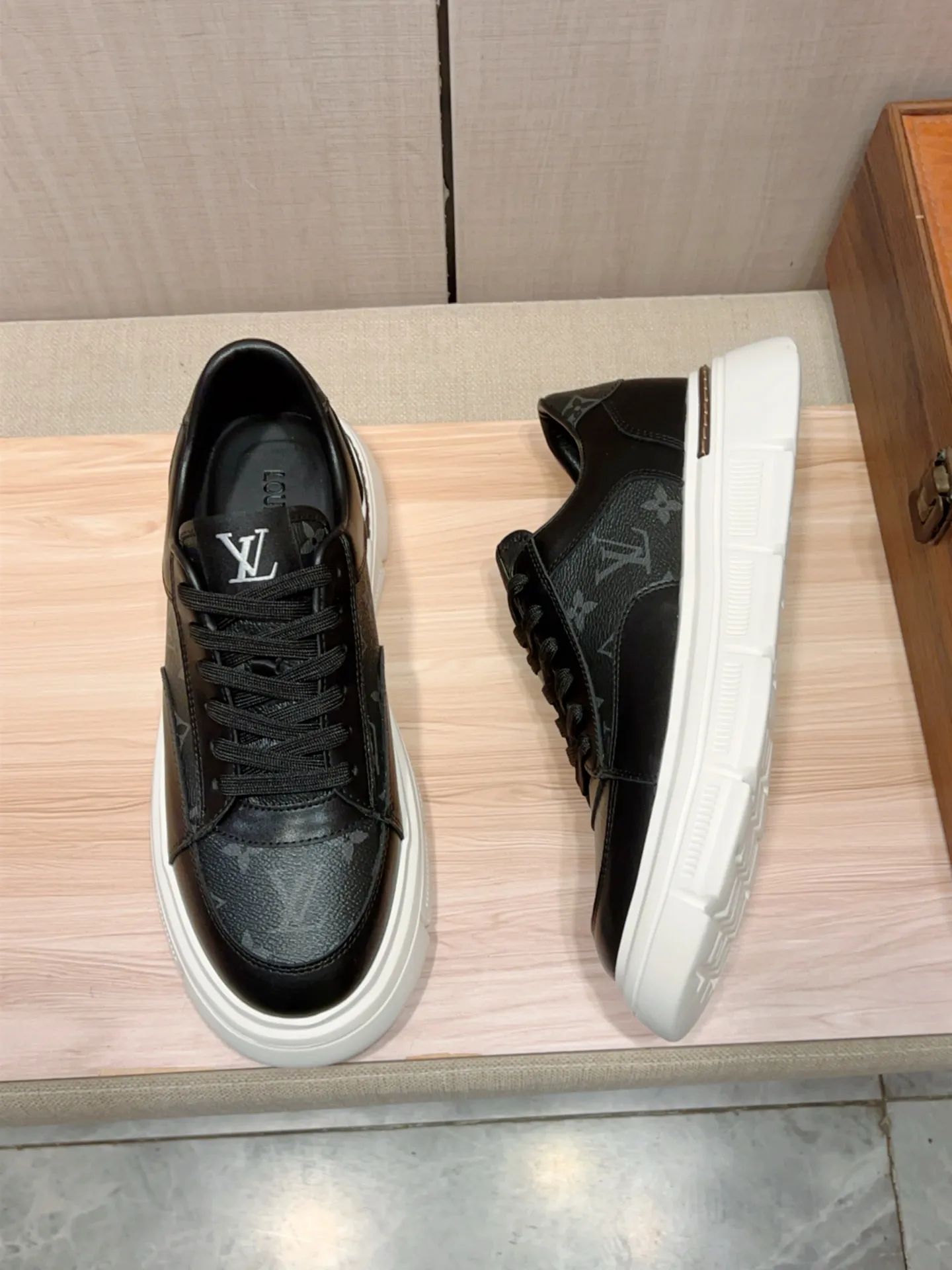 新款: 厂价:220💰💰🎩🎩[闪电][闪电] 《 Lv* 》 最新&bull;爆款休闲鞋，顶端品牌[勾引]奢侈～代购，顶级～质量。[强]鞋面選用进口透气牛皮搭配布材质➕透气羊皮垫脚（&bull;）精细做工。原版个性时尚柔软橡膠耐磨防滑大底，上脚轻巧舒适，实物拍摄🎬實物更好看，122:码: 38-44，2️⃣色入选