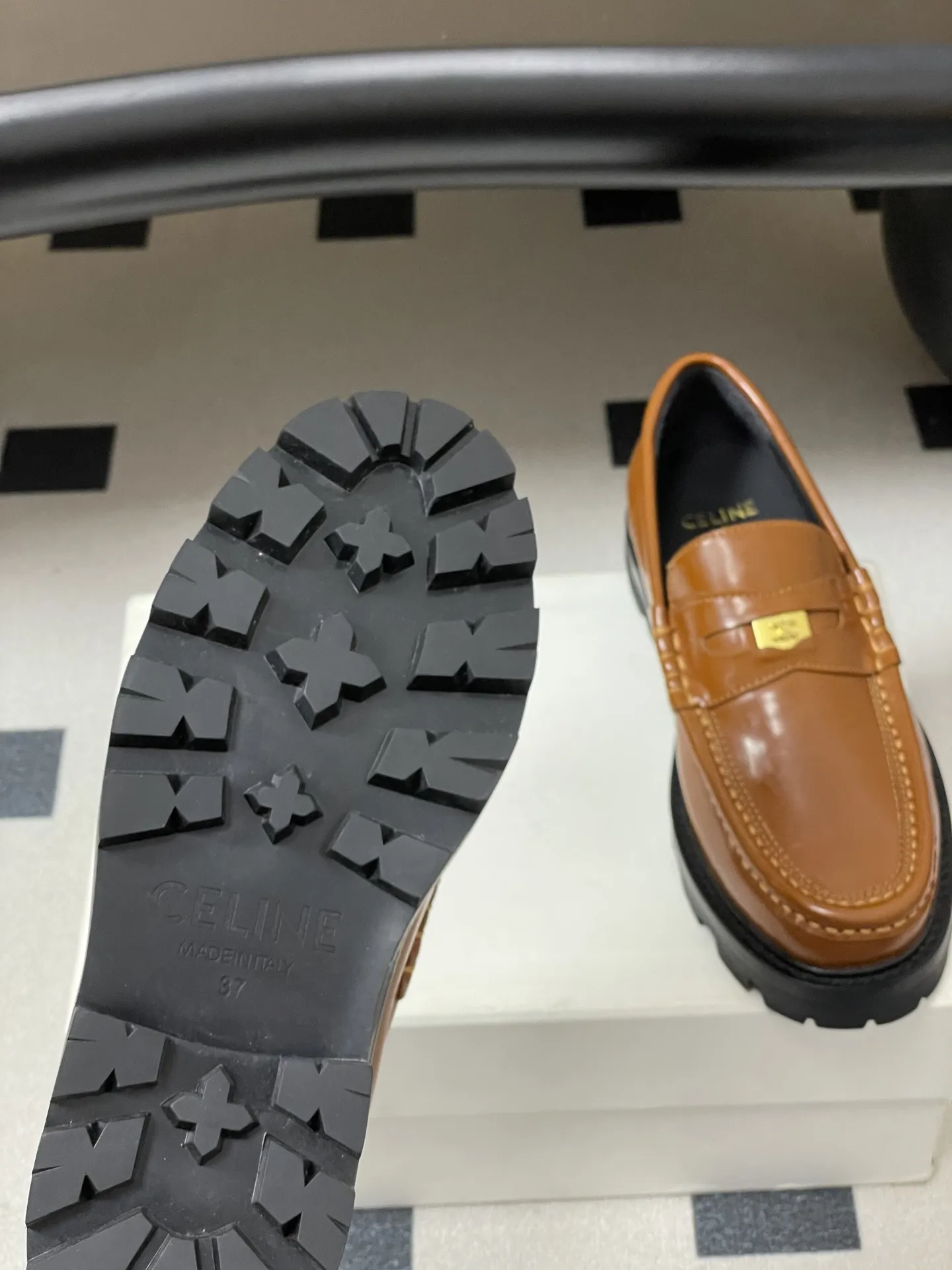 p310-顶级品质 26Fw春夏新款 CELINE 赛琳/思琳 经典凯旋门金属扣乐福鞋一脚蹬厚底小皮鞋 鞋身点缀凯旋门金属扣/金属流苏，部分款还有金属饰牌，轻奢辨识度拉满。厚底+乐福鞋型，&ldquo;一脚蹬&rdquo;穿脱方便，厚底既增高又比细跟更稳；方头设计修饰脚型，不挤脚趾。 采用亮面/哑光皮革，质感细腻耐用；部分款加入流苏、缝线等复古元素，风格更丰富。属于&ldquo;百搭款&rdquo;搭西装是通勤精英风，搭牛仔裤是松弛休闲感，棕/黑/焦糖色等配色适配不同穿搭场景。 鞋面：定制牛皮 内里垫脚：牛皮 鞋底：真皮沿条/原版私模进口材质多层组合大底 跟高：3cm 码数：35-39（40.41定做不退换）