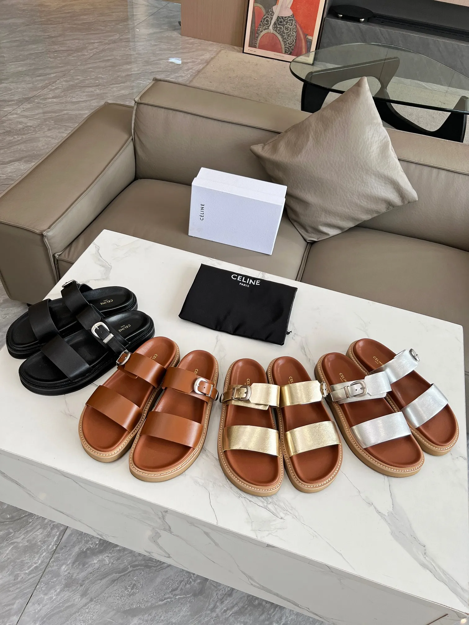 CELINE PARIS 2024拖鞋！🔥 🔥 这一季的赛琳又让我重新爱了它一次这季节美鞋太多😻 这款凉拖真是无敌好搭配！设计搭配金属扣作为点缀整体视觉特别耐看又好搭配👡 ！头层牛皮面，羊皮内里。原版油边工艺# celine #2024拖鞋 颜色：黑色，棕色，金色，银色 尺码：35-42（40，41.42.订做不退不换） 大底：生胶组合底 出厂价190