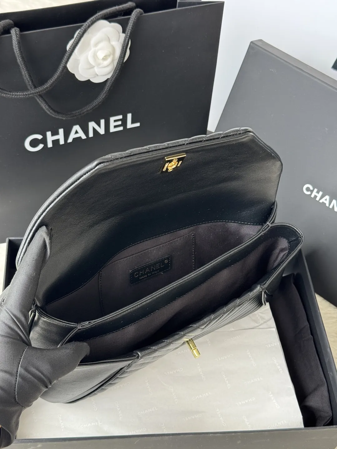 💰450💰小香 chanel 原单羊皮手包 这款手包演绎时尚风格 手感舒适的羊皮结合经典V格, 与独特的翻盖设计,整体造型完美融合。 兼并时尚与高雅的魅力。 尺寸:29x14.5cm 编号:9855