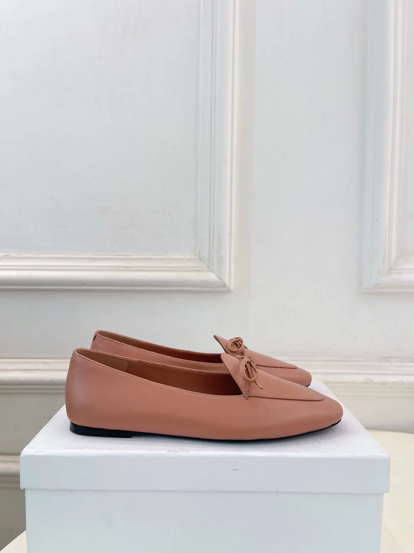 CELINE | 赛琳 26𝐬𝐬 💛2026春夏新品 复古蝴蝶结平底乐福鞋上新! 🔜BS 这一季的赛琳真的是开了挂、太有特色了 今年必须要入手一双celing 小白鞋 ,复古风经典款 超级百搭 简单大气 无论裙装裤装都能随意搭配 妥妥的颜霸 无不彰显它的品牌气息。 ━━━━━ ЅᏇєєt ━━━━━ ▪️鞋面:特定进口小羊皮 ▪️内里:进口羊皮里 ▪️大底:原版进口真皮大底 ▪️底高:平底 ▪️鞋码: 35-39(40.41定制不退换) ▪️出厂价:💰280