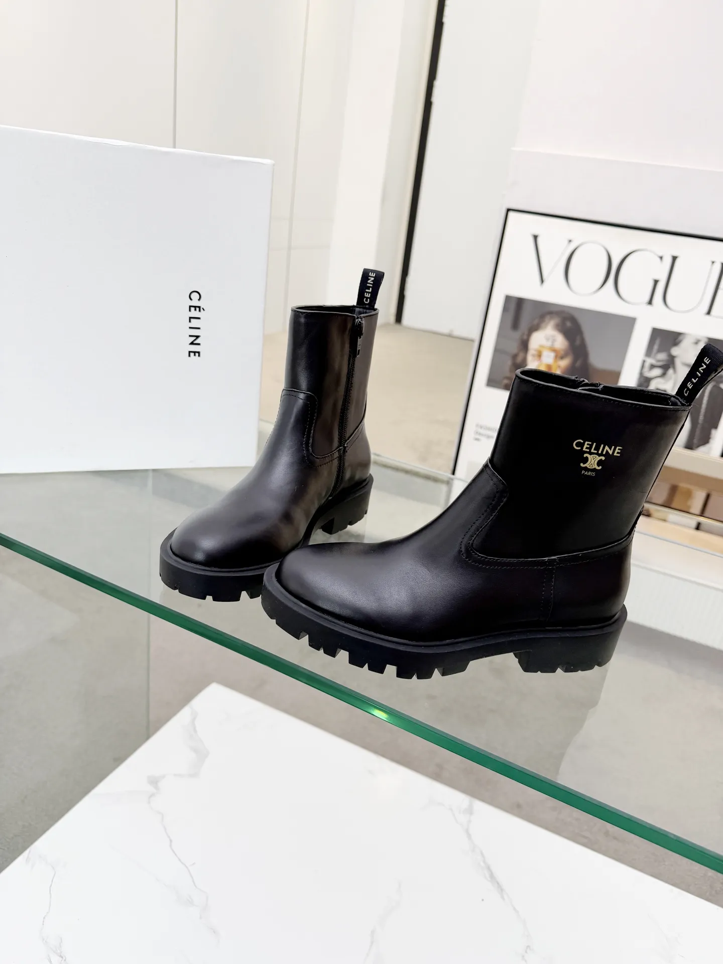 CELINE(赛琳)2025秋冬新款切尔西短靴鞋面采用小牛皮油边工艺,一款经典穿搭永不过时 内里:羊皮,面料:头层小牛皮 码数:35-41,(41定做不退换) 出厂价:280