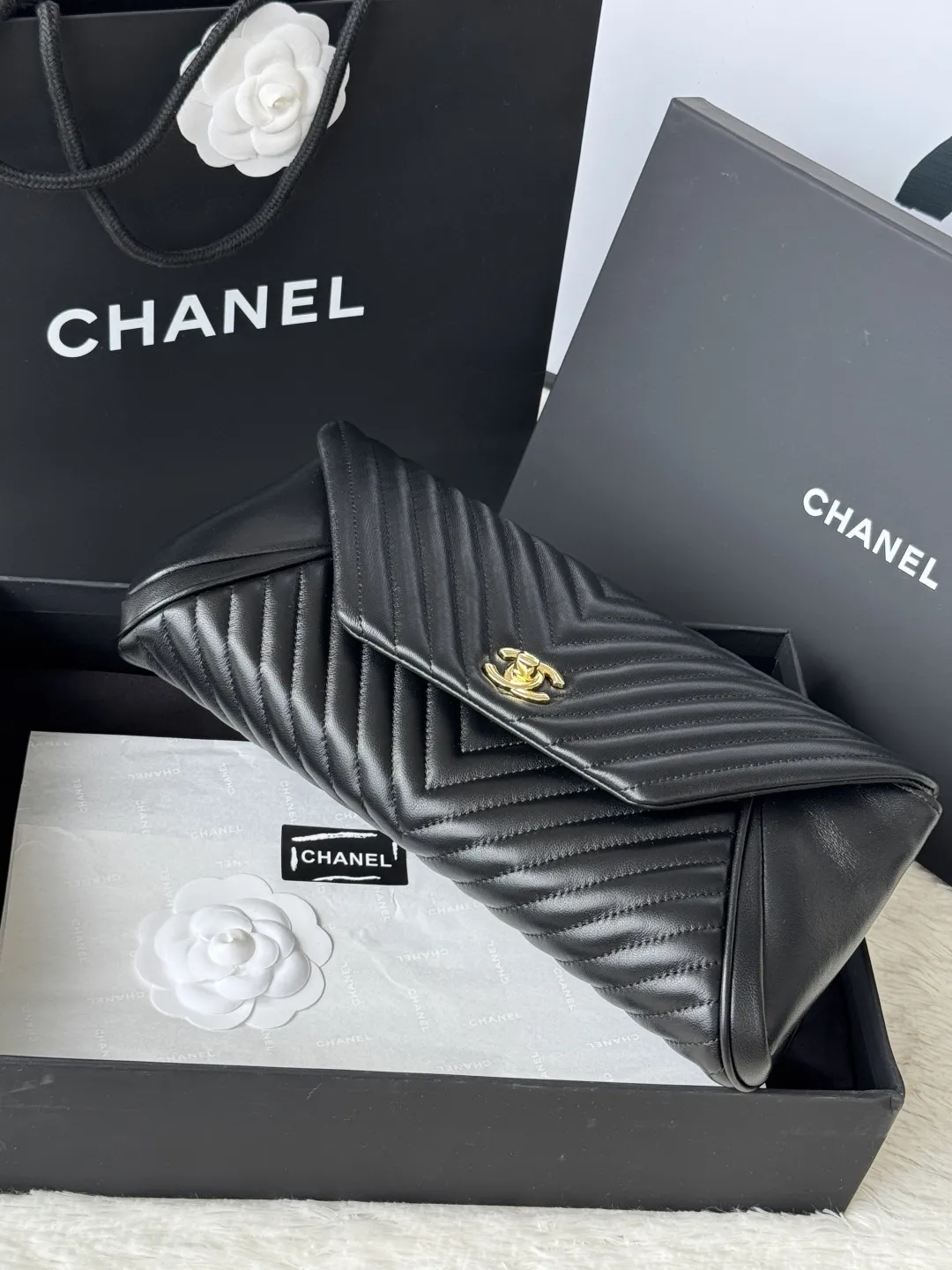 💰450💰小香 chanel 原单羊皮手包 这款手包演绎时尚风格 手感舒适的羊皮结合经典V格， 与独特的翻盖设计，整体造型完美融合。 兼并时尚与高雅的魅力。 尺寸：29x14.5cm 编号：9855