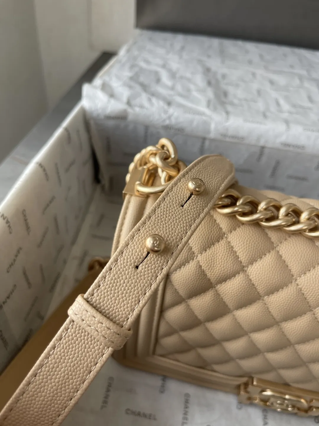 顶级货_厂p650 法国•高端定制品 Chane1 Classic Bag A67086 leboy-鱼子酱辣妈款 2020年Chane1最新概念~经典辣妈系列 时尚、高雅、尊贵!一直是国际明星、贵妇们必备的时尚宠儿。 结合一切经典的创作思维,这款包是Karl Lagerfeld和新任总监Virginie Viard一起设计的 也是老佛爷给我们留下最后的礼物 简直是小香一切经典元素的结合,辣妈款包型经典、时尚、贵气大方,让人一眼钟情! 看到它的第一眼的时候 Always miss him可手拿斜挎侧背肩背手提 简直是一款完美百搭包! 大师傅精工打造,细节完美无瑕,采用顶级复古五金配件+进口鱼子酱牛皮,内配专柜同版小羊皮内里,摸起来手感很柔软的很舒服 喜翻~ 时尚在转动,但经典永远不变! size:底长24.5-高14-宽9CM 肩带长度104CM 【实物更给力哦】