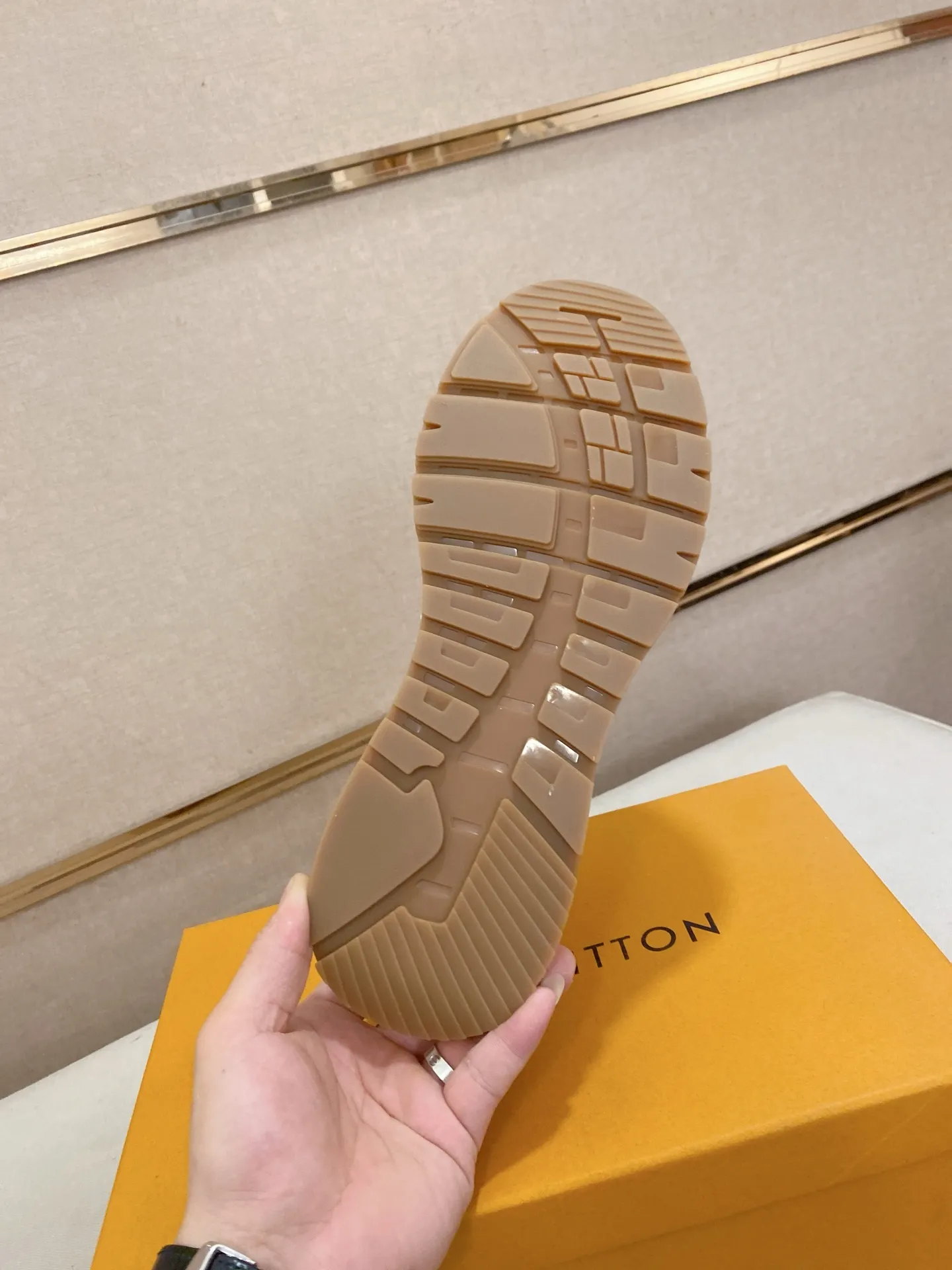 工厂价:241💰🇮🇹🇮🇹LV 路易威登。最新潮鞋休闲鞋实体店爆款38-44码。 新品春夏季舒适进口定制原版牛皮，独特提花面料元素设计。搭配羊皮内里，Lv原版底，[太阳][太阳]高端包装高品质💪细节决定品质、可随意进出专柜，欢迎对比🇮🇹