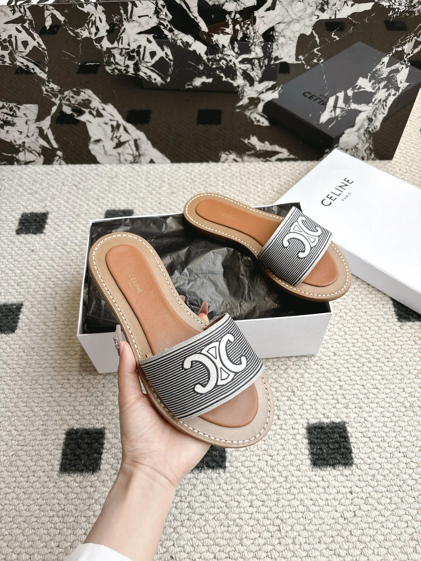 💰260 #顶级版本 Celine 赛琳 25/ 春夏最新款复古凯旋门时髦 凉鞋 夏天搭配袜子 简直绝绝子了‼️复古的点上带上了满分时髦感颜值 绝✔️原版购入开发 依旧最高输出还原 ✔️面料：原版定制编织材料、 ✔️内里：牛皮 ✔️大底：原版开模真皮大底防滑底片 ✔️Size: #35-40（40订做不退换）