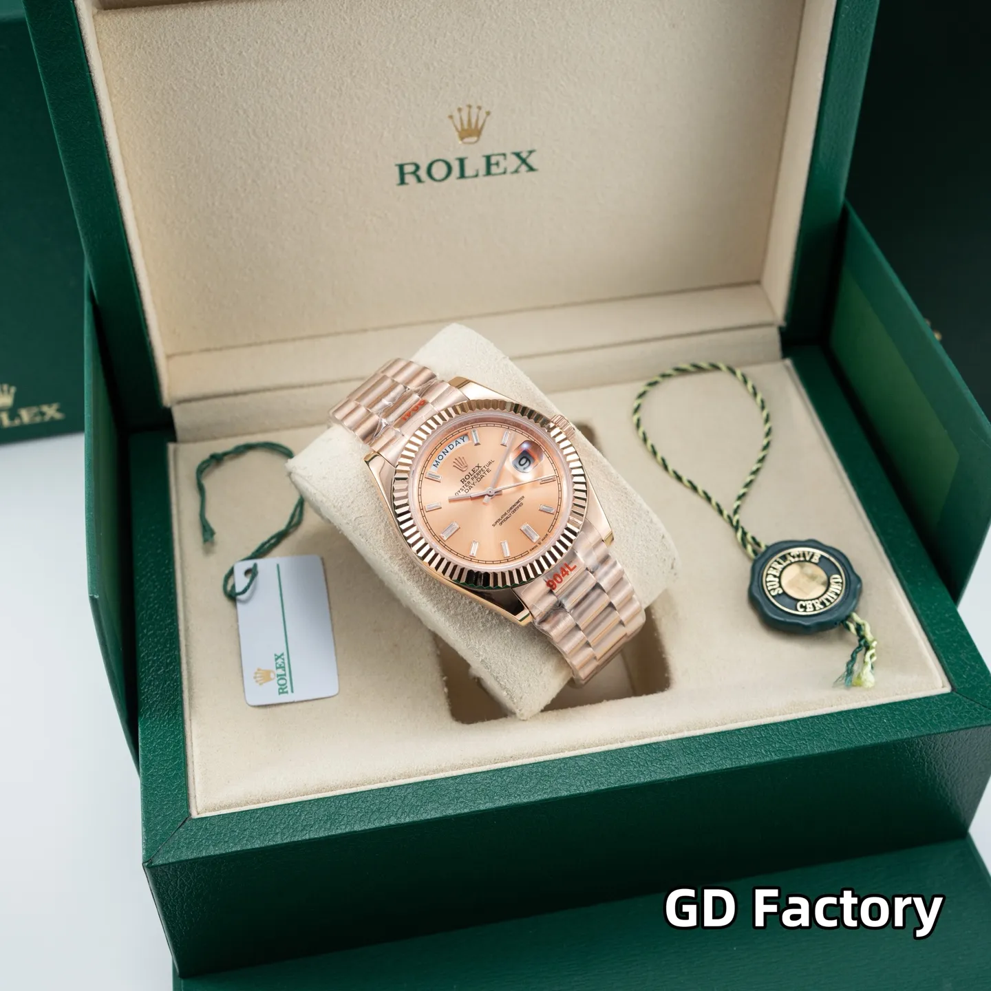 台湾厂 720 GD品控，2023年便为客量身打造&mdash;&mdash;星期日历型男士腕表，劳力士官方热门爆款～劳粉热捧的DD、黑冰糖、赌桌绿&hellip;该系列也一直在劳圈稳居热销榜[强] 亮点一：继续秉承GD厂全新西铁城机芯，些系列搭载西铁城原装8285机芯，出厂机芯检测、调校！外观细节同步原装正品！真正内外兼修[强] 亮点二：40mm官方同步原装表扣，圆三珠表链散件打磨！真正以大厂品质标准打造平价西铁城[强] 亮点三：条丁刻度继续秉承GD厂高效超强、持久夜光粉填充，夜光品质堪比原装！字面盘做工细腻，字体、刻度～细节均源自大厂工艺，媲美原装[强] 亮点五：防刮蓝宝石水晶玻璃镜面，防反光凸透式放大（2.5位）日历窗，放大倍数同步原装，读时、读历清晰通透[强] ⚠️请认准GD品控独家品质