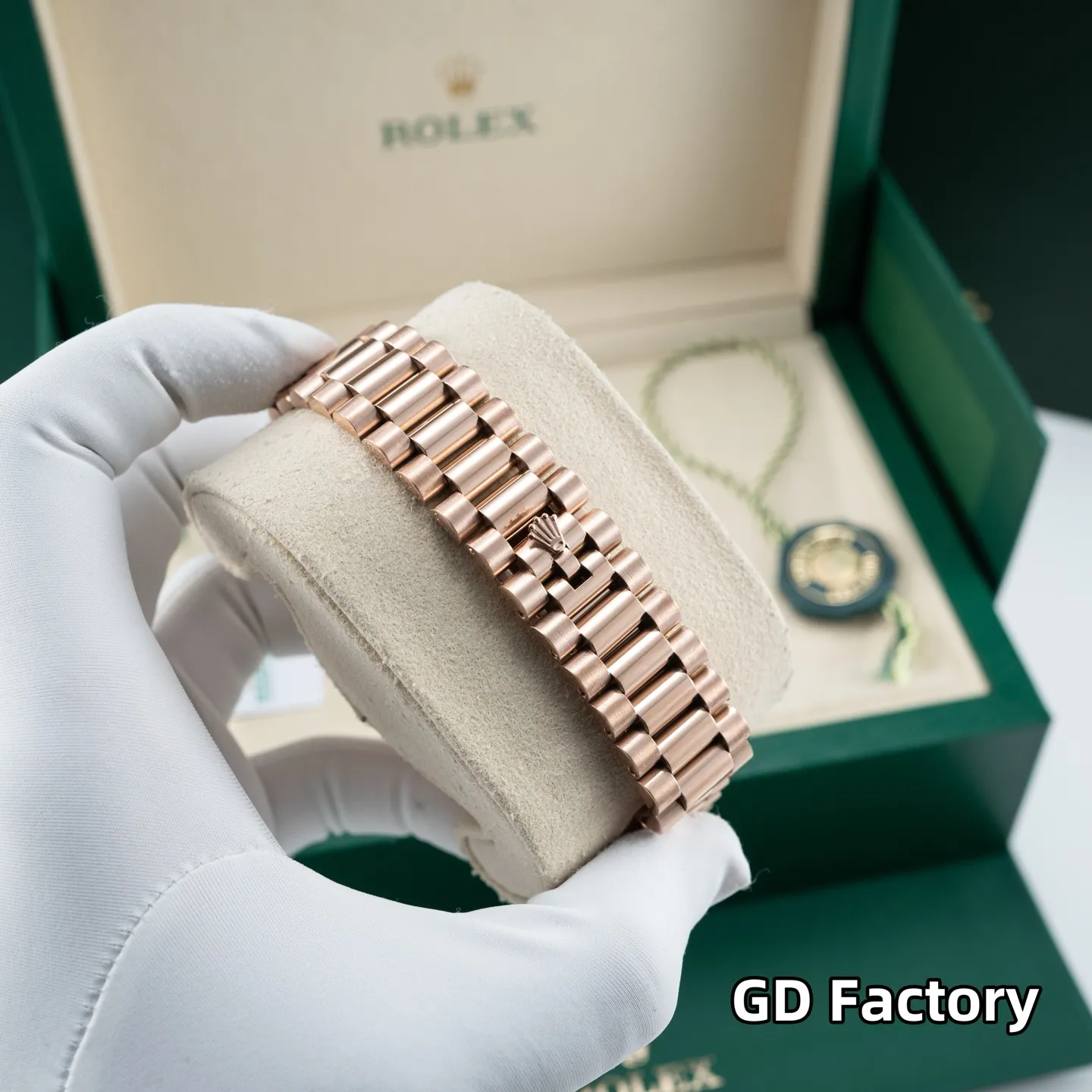 台湾厂 720 GD品控，2023年便为客量身打造&mdash;&mdash;星期日历型男士腕表，劳力士官方热门爆款～劳粉热捧的DD、黑冰糖、赌桌绿&hellip;该系列也一直在劳圈稳居热销榜[强] 亮点一：继续秉承GD厂全新西铁城机芯，些系列搭载西铁城原装8285机芯，出厂机芯检测、调校！外观细节同步原装正品！真正内外兼修[强] 亮点二：40mm官方同步原装表扣，圆三珠表链散件打磨！真正以大厂品质标准打造平价西铁城[强] 亮点三：条丁刻度继续秉承GD厂高效超强、持久夜光粉填充，夜光品质堪比原装！字面盘做工细腻，字体、刻度～细节均源自大厂工艺，媲美原装[强] 亮点五：防刮蓝宝石水晶玻璃镜面，防反光凸透式放大（2.5位）日历窗，放大倍数同步原装，读时、读历清晰通透[强] ⚠️请认准GD品控独家品质
