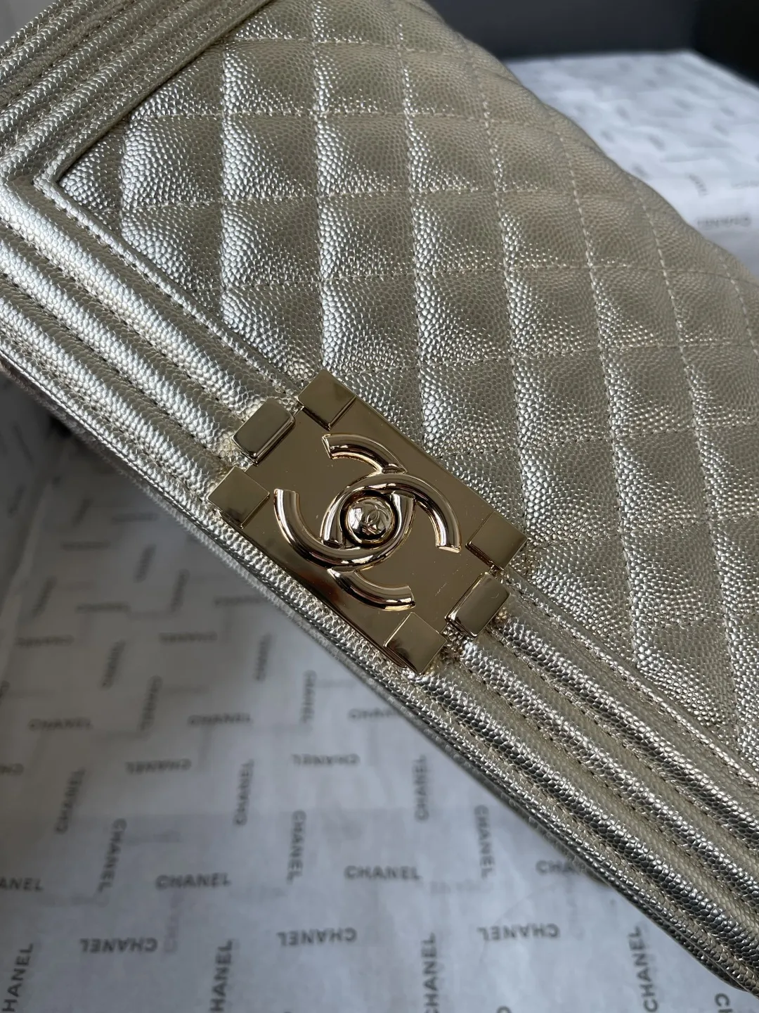 顶级货_厂p650 法国&bull;高端定制品 Chane1 Classic Bag A67086 leboy-鱼子酱辣妈款 2020年Chane1最新概念～经典辣妈系列 时尚、高雅、尊贵！一直是国际明星、贵妇们必备的时尚宠儿。 结合一切经典的创作思维，这款包是Karl Lagerfeld和新任总监Virginie Viard一起设计的 也是老佛爷给我们留下最后的礼物 简直是小香一切经典元素的结合，辣妈款包型经典、时尚、贵气大方，让人一眼钟情！ 看到它的第一眼的时候 Always miss him可手拿斜挎侧背肩背手提 简直是一款完美百搭包！ 大师傅精工打造，细节完美无瑕，采用顶级复古五金配件+进口鱼子酱牛皮，内配专柜同版小羊皮内里，摸起来手感很柔软的很舒服 喜翻～ 时尚在转动，但经典永远不变！ size：底长24.5-高14-宽9CM 肩带长度104CM 【实物更给力哦】